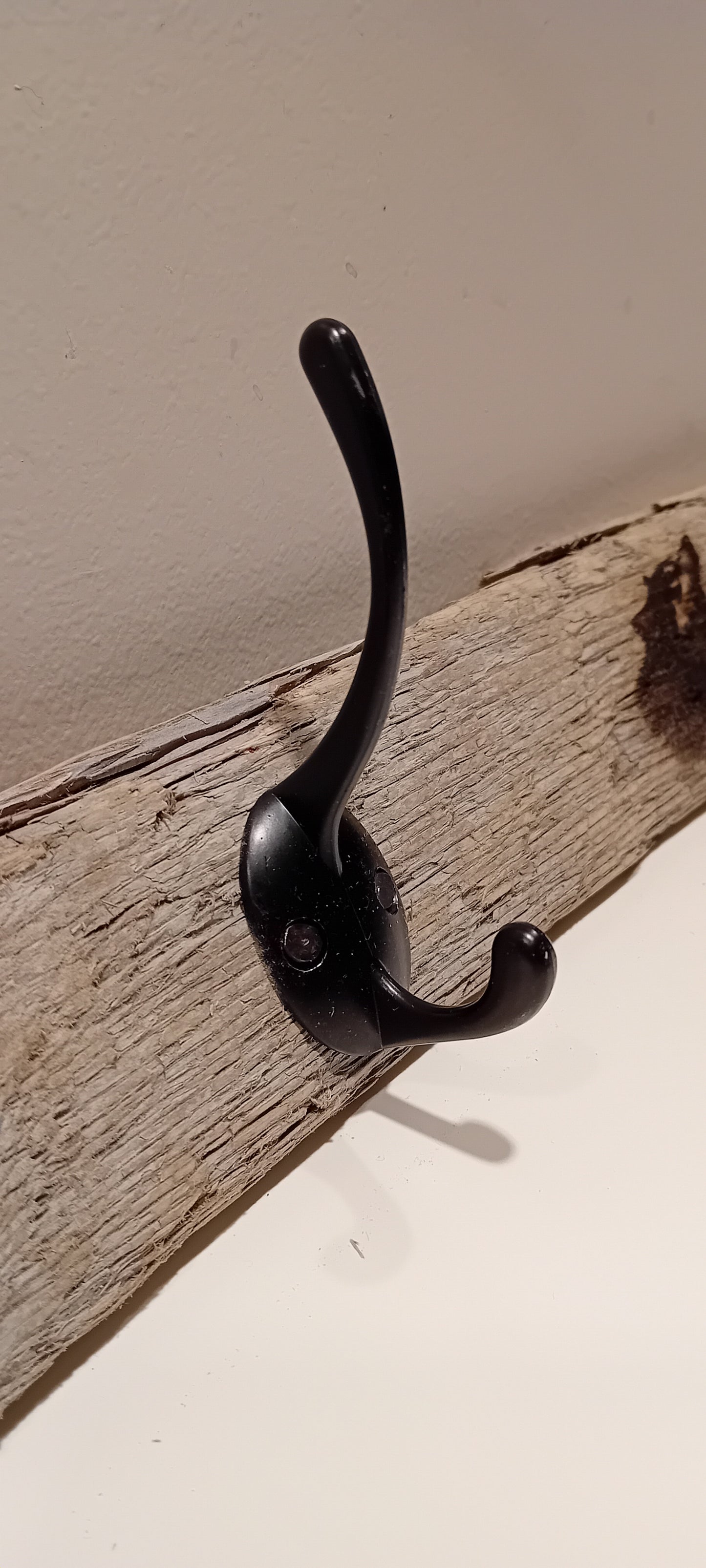 Rustikk krokrekke med villdyrgravering ulv