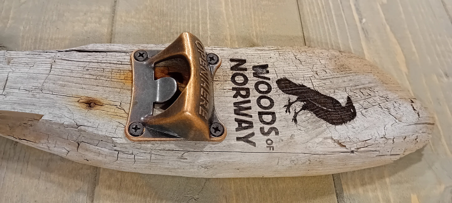 Flaskeåpner av grånet, uttørket rustikk drivved