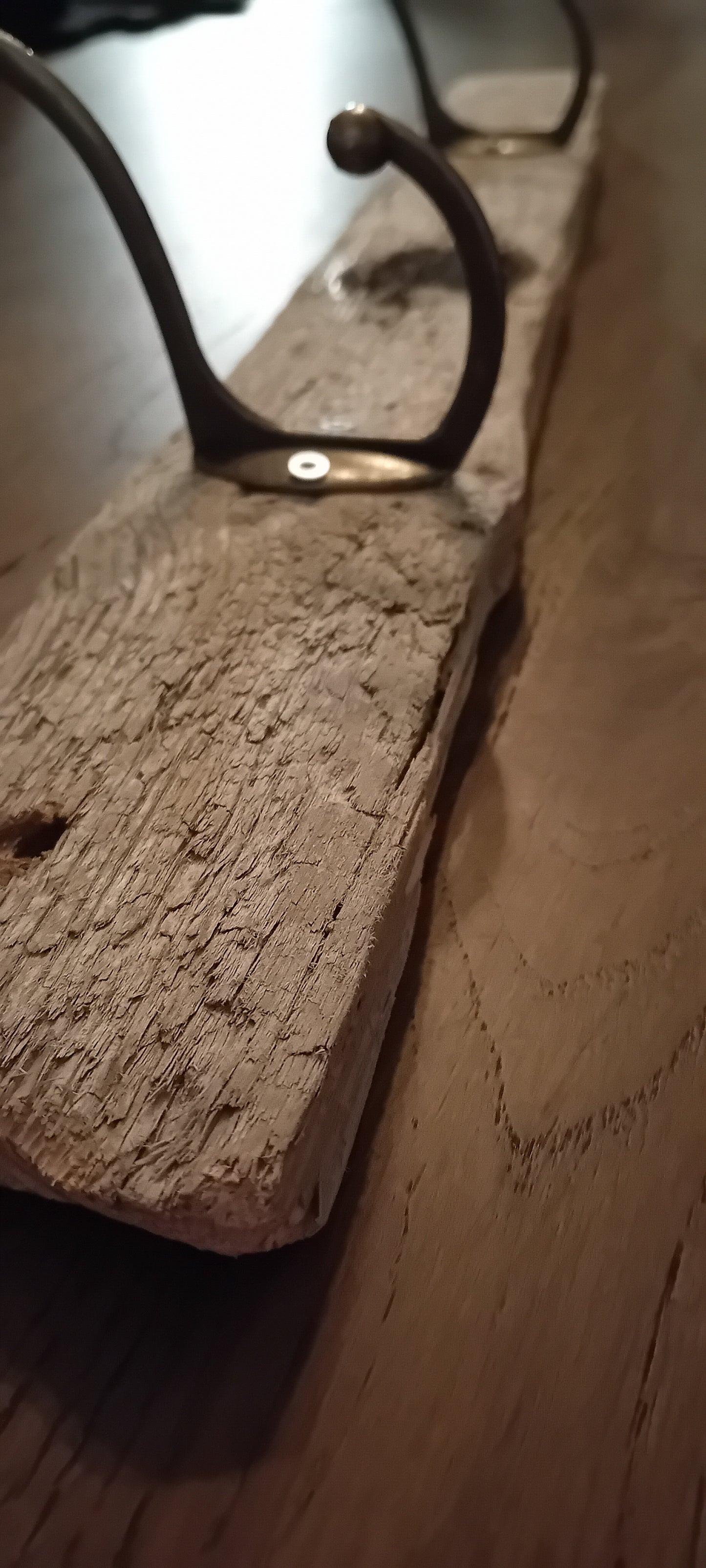 Rustikk krokrekke med villdyrdyrgravering ørn