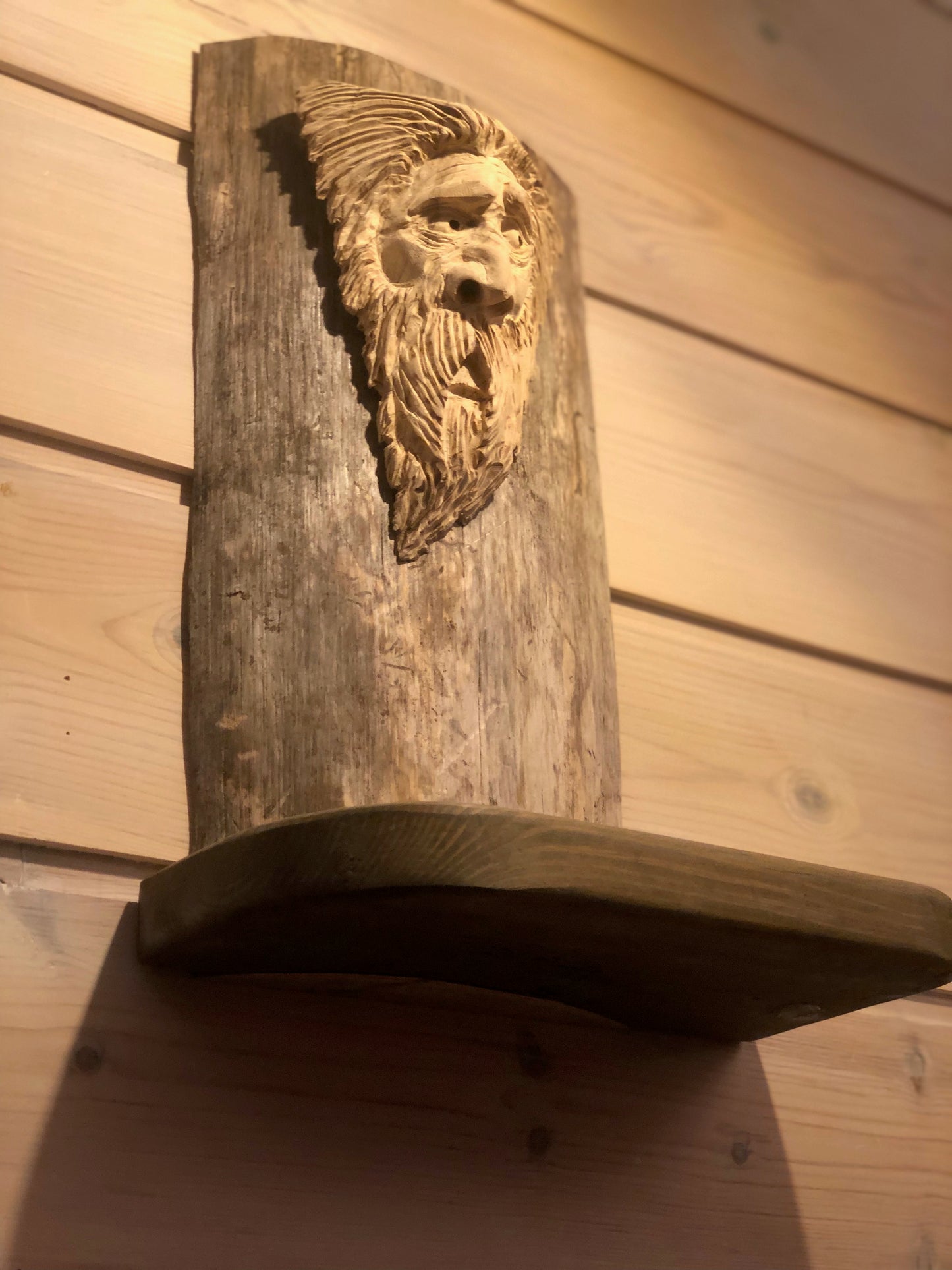 Hugleikr - Håndskåret veggdekorasjon/hylle
