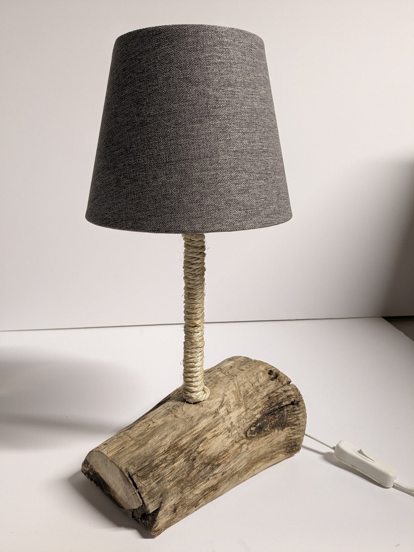 Bordlampe på fot av gammel lønn fra Fløyen