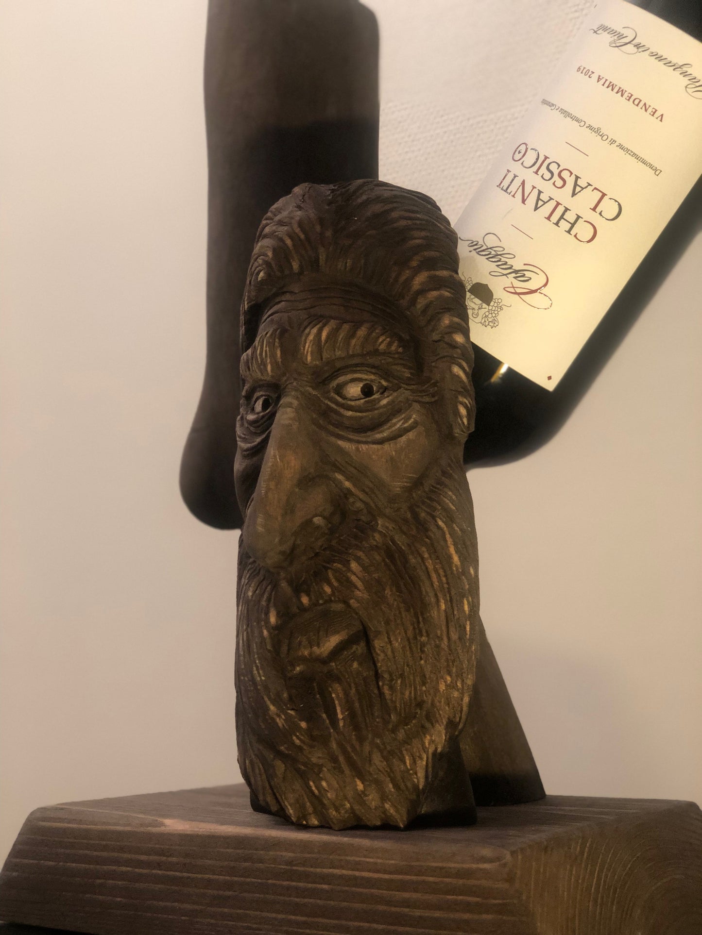 Vin-Bård: Håndskåret vinstativ med treånd