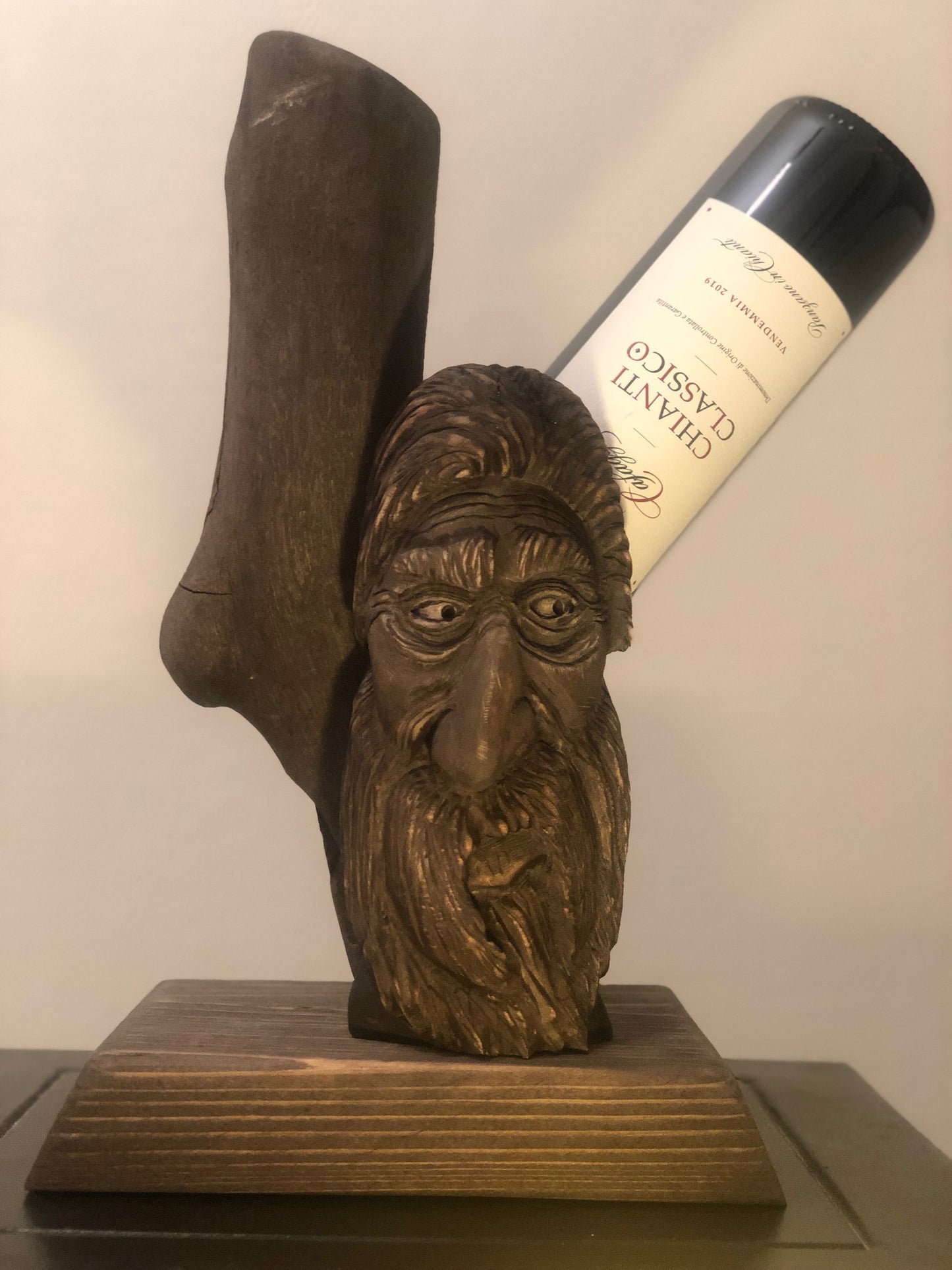 Vin-Bård: Håndskåret vinstativ med treånd