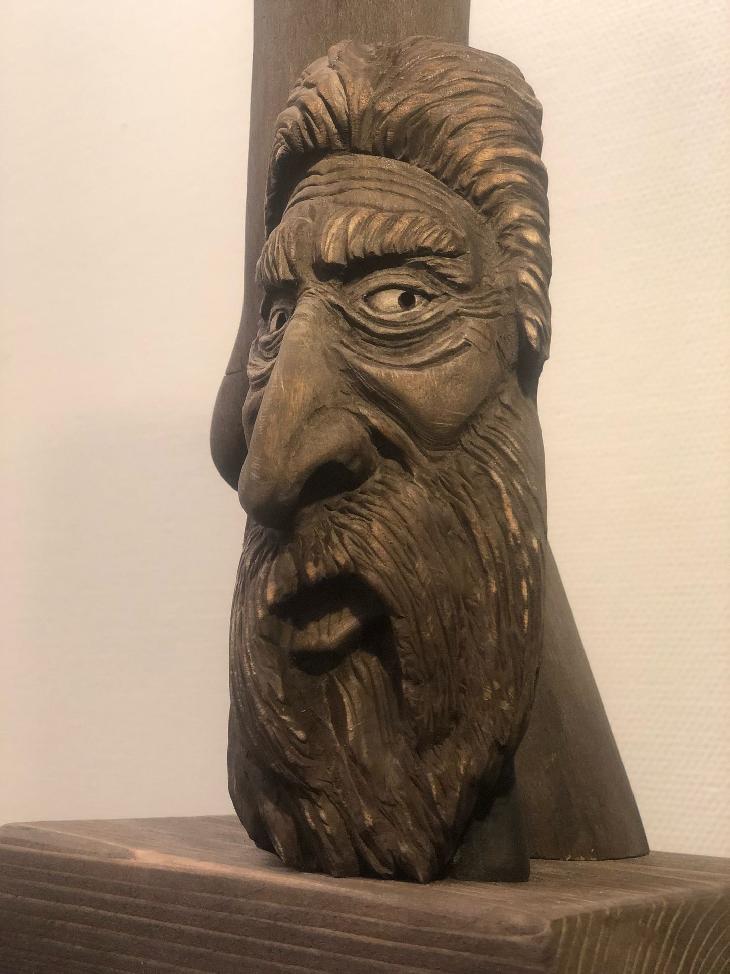 Vin-Bård: Håndskåret vinstativ med treånd