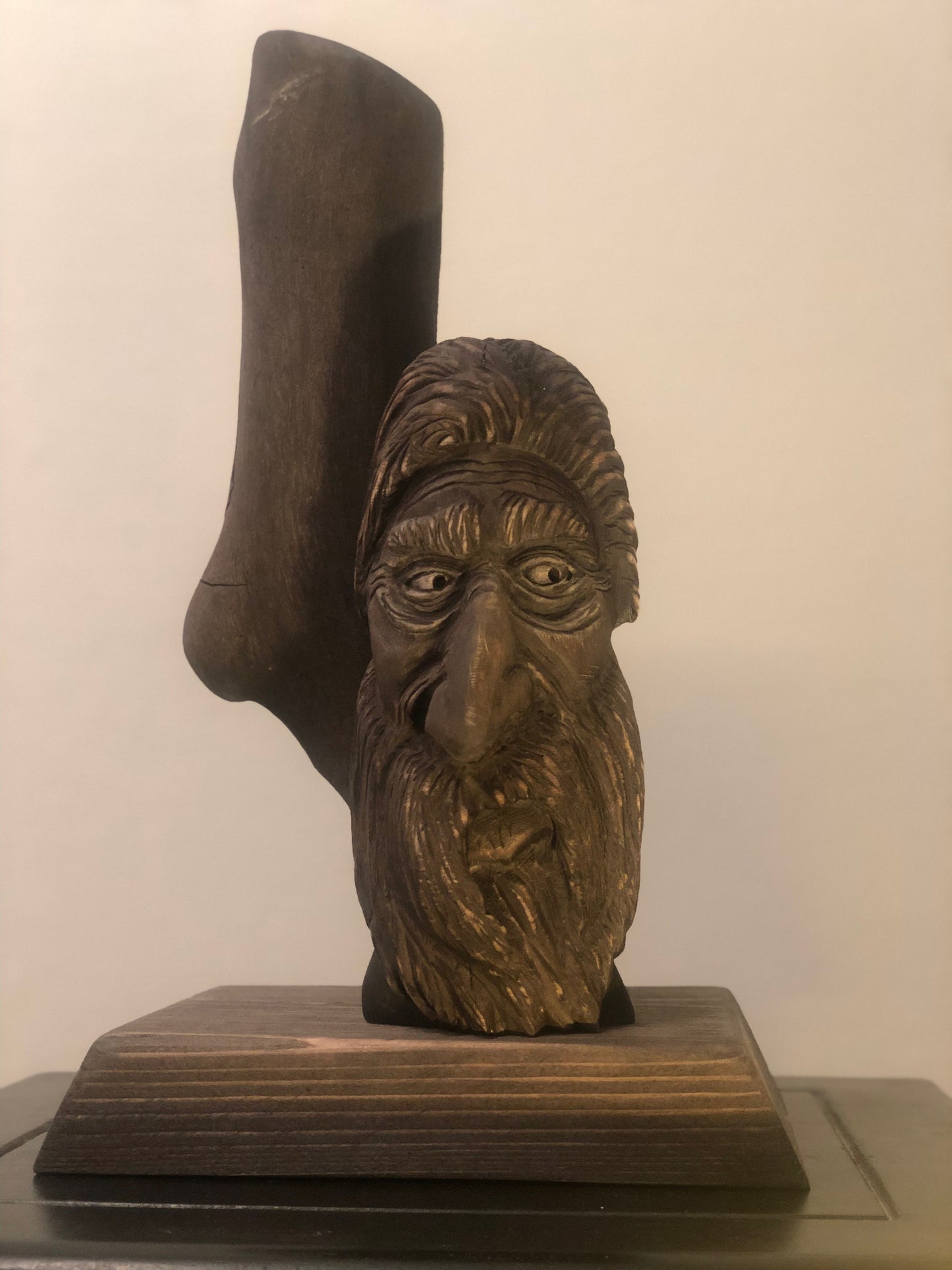 Vin-Bård: Håndskåret vinstativ med treånd