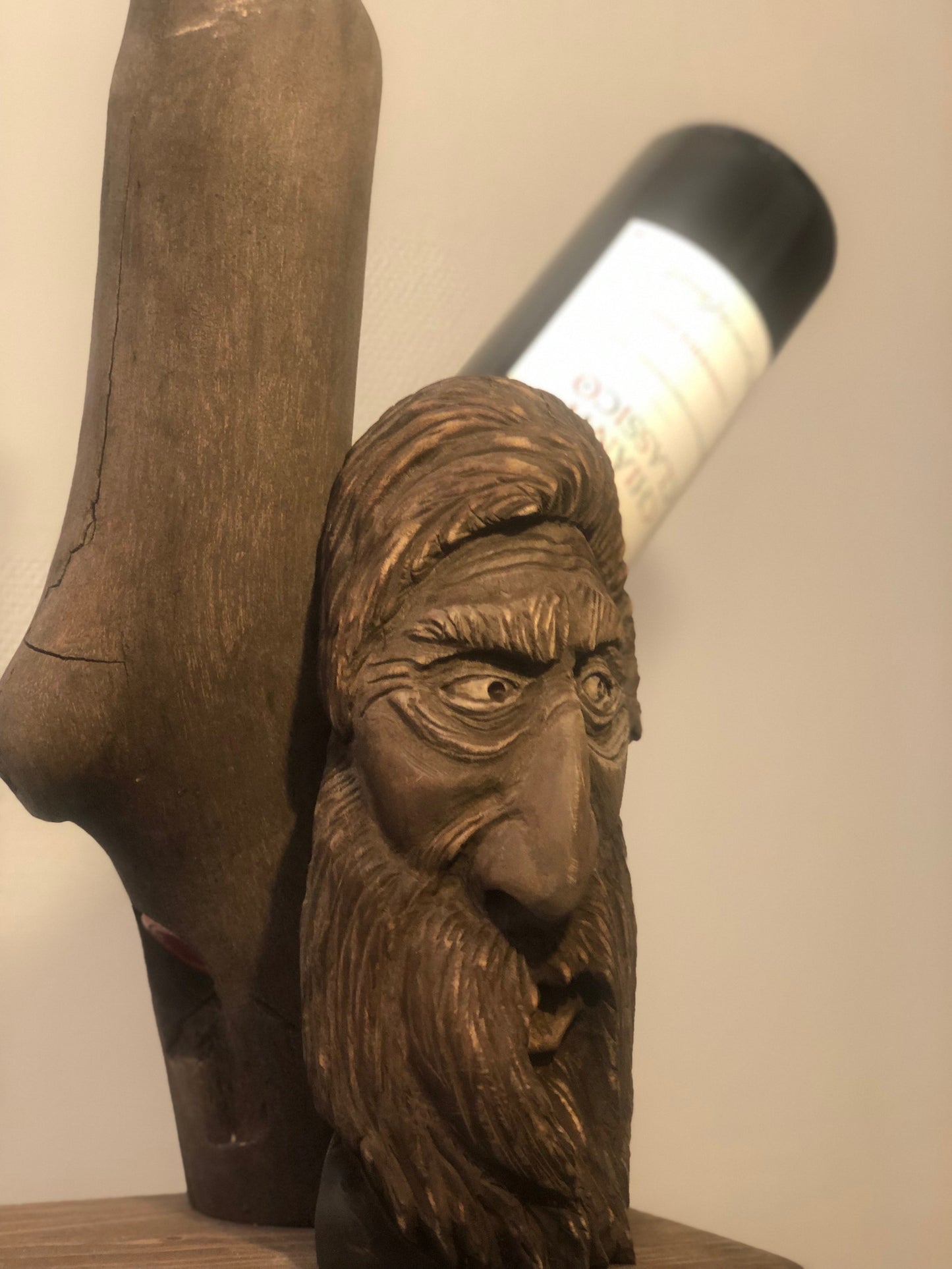 Vin-Bård: Håndskåret vinstativ med treånd