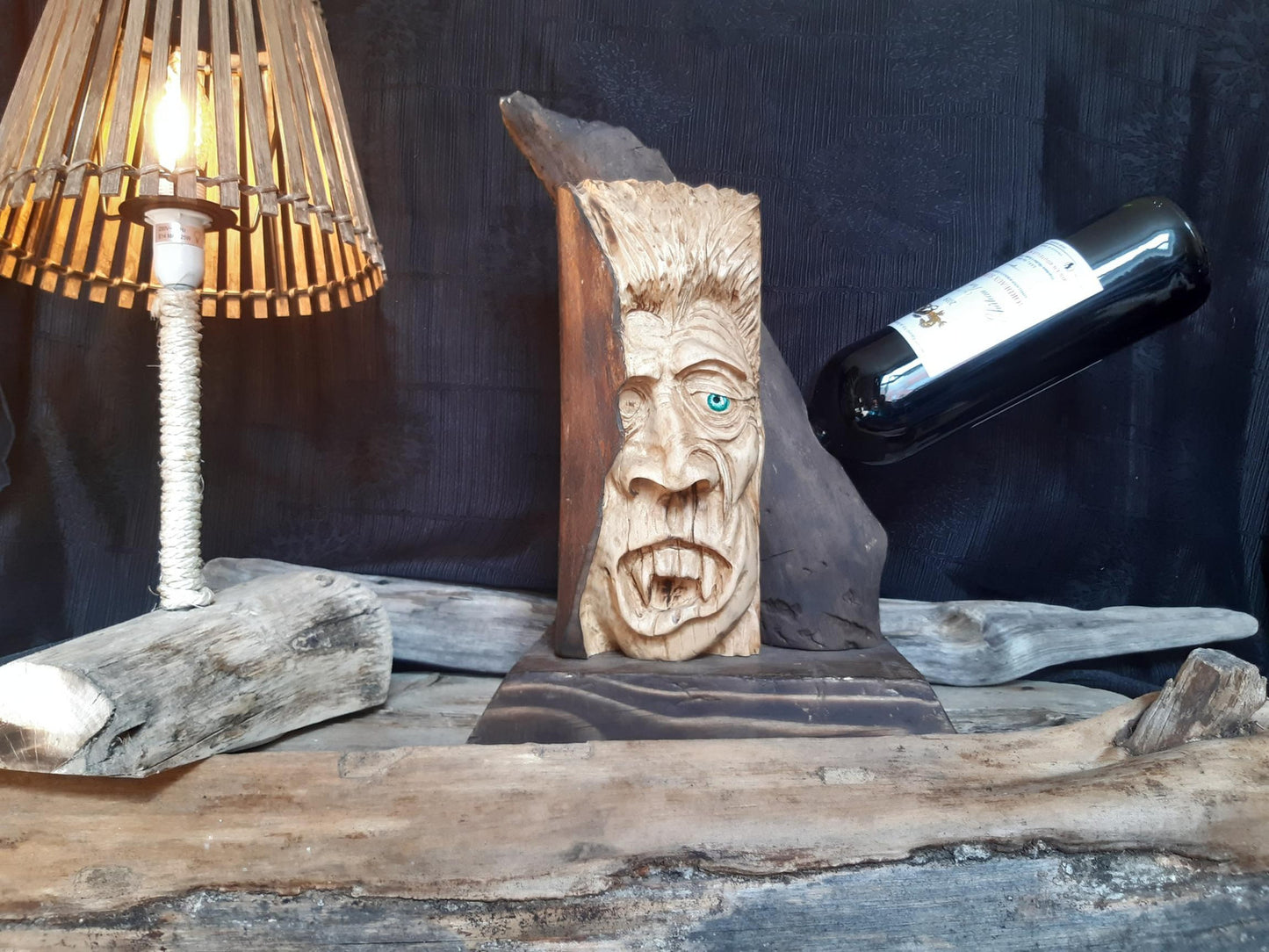 Ivan - Vinstativ med håndskåret vampyr 