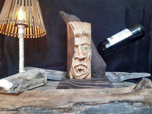 Ivan - Vinstativ med håndskåret vampyr 