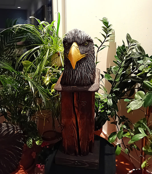 Shadow – Håndskåret Ørneskulptur