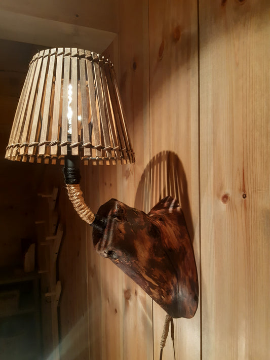 Unik håndlaget vegglampe av greinrot