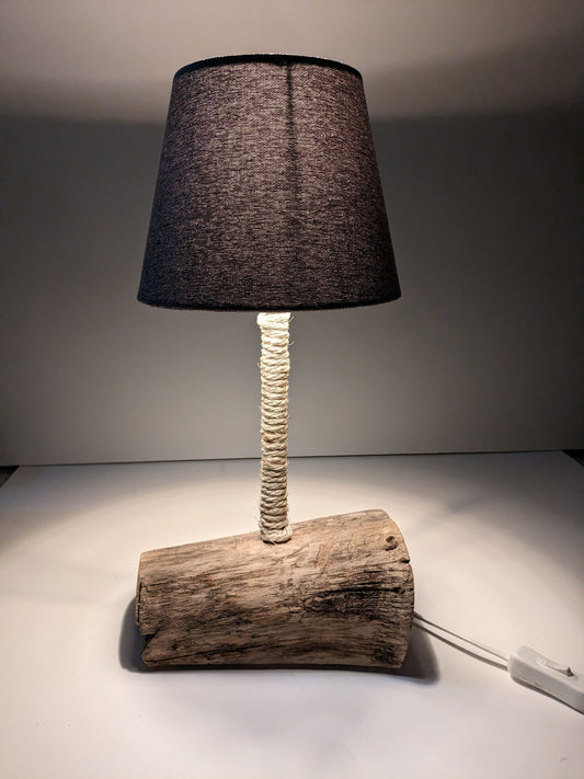 Bordlampe på fot av gammel lønn fra Fløyen 