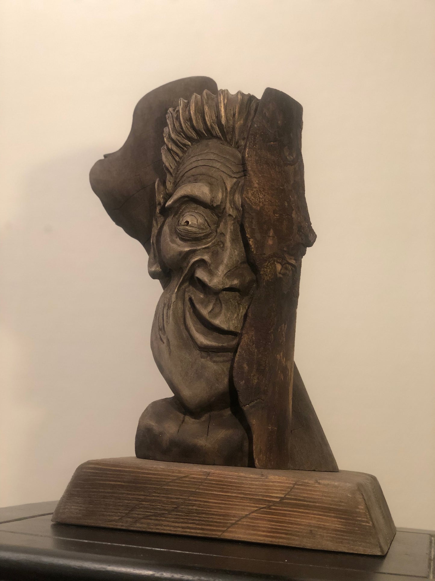 Eivindur - Håndskåret vinstativ av Bjørk og Lønn 