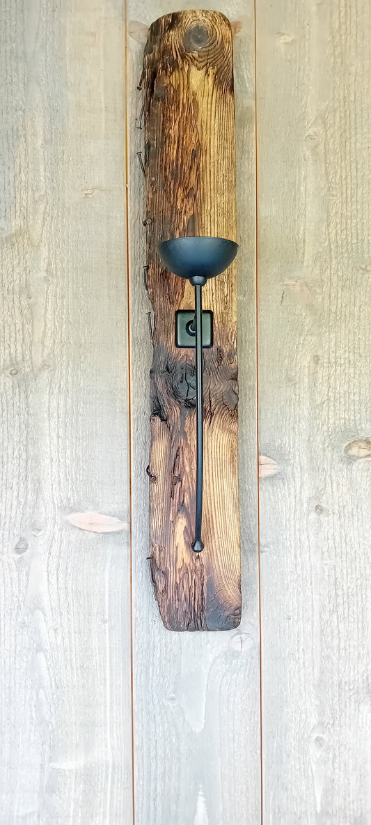 Rusty nails: Vegglys av rustikk drivved