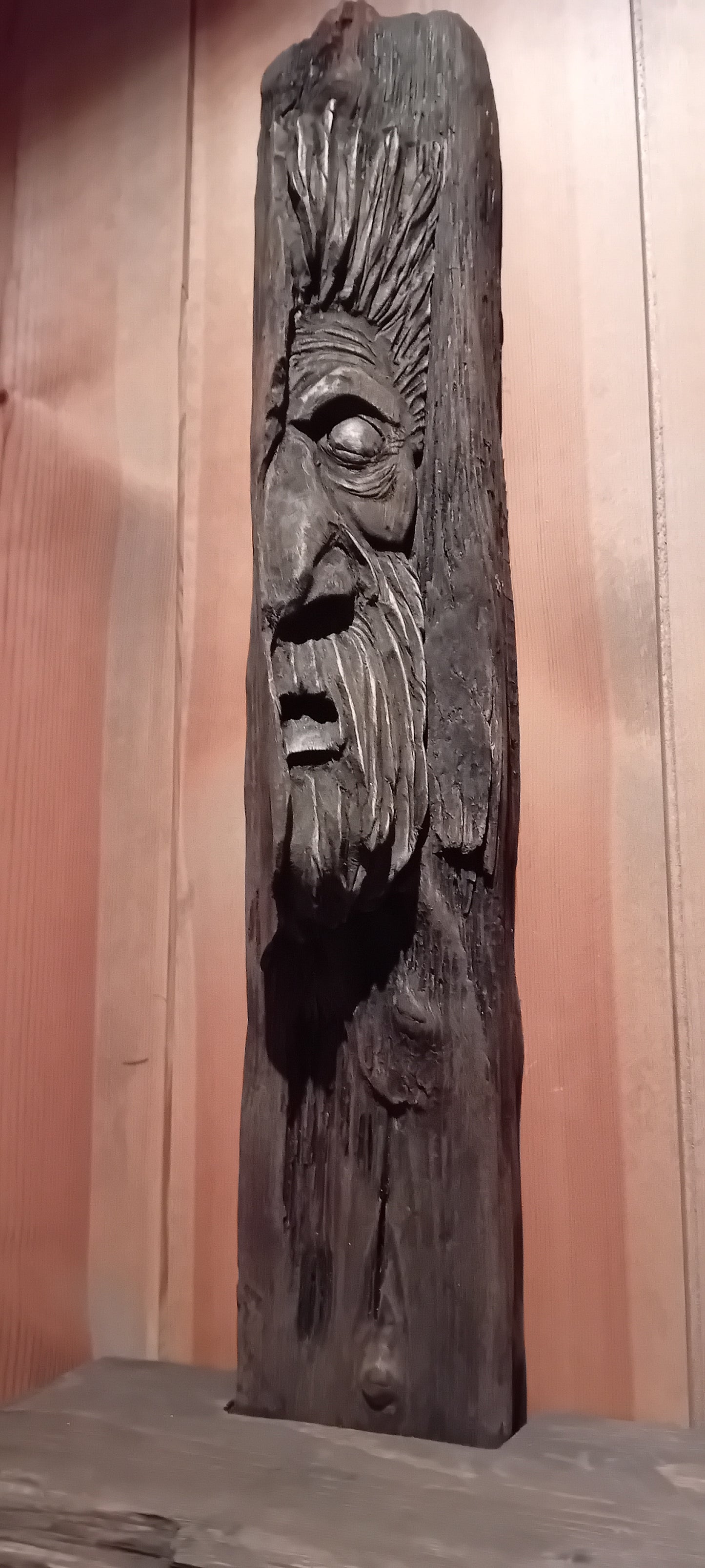 Myrkheimr: Vegghylle av drivved med utskåret treånd.