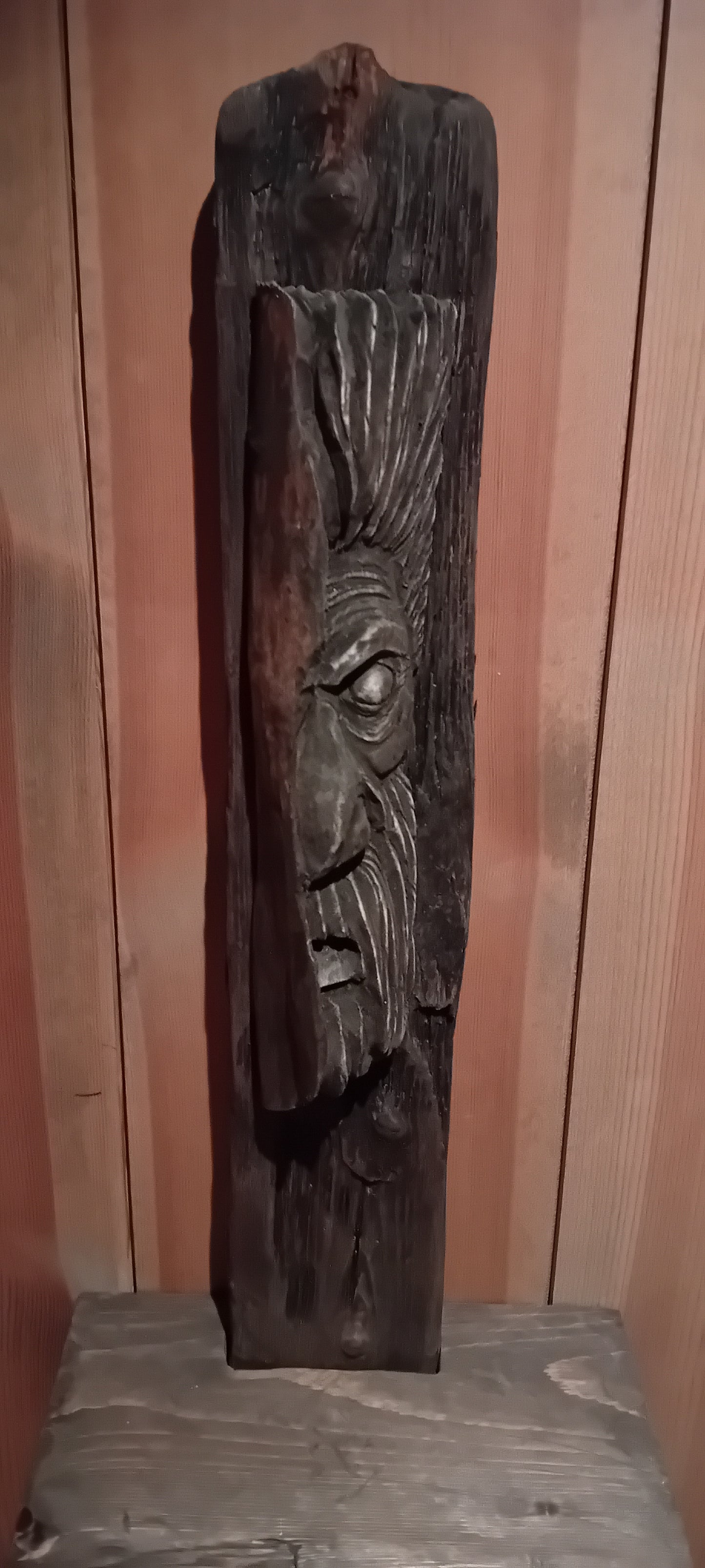 Myrkheimr: Vegghylle av drivved med utskåret treånd.