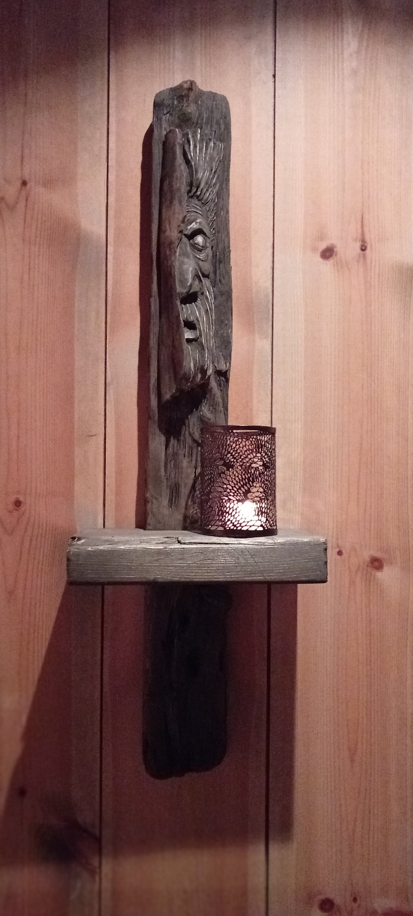 Myrkheimr: Vegghylle av drivved med utskåret treånd.