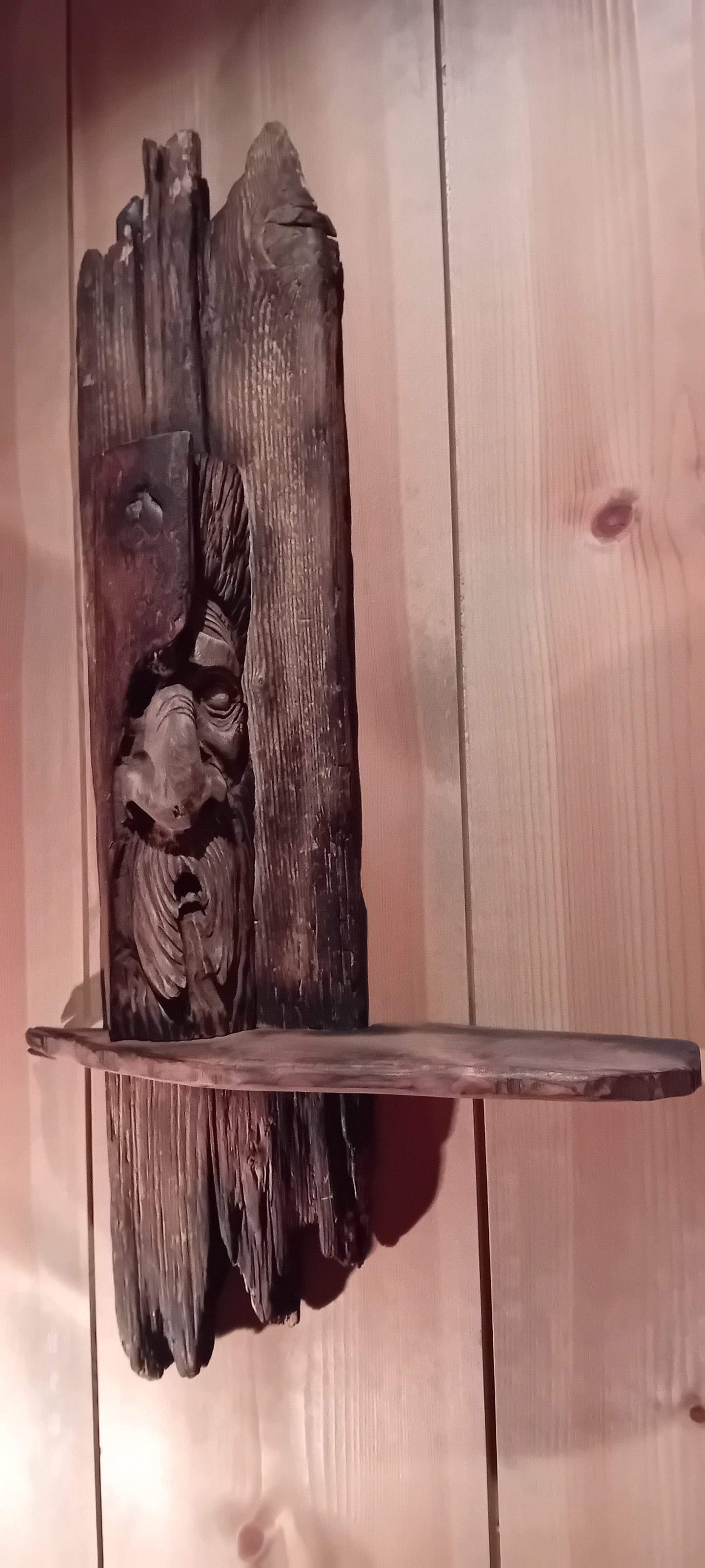 Eldarvoktr –Vegghylle av brent drivved med utskåret treånd.