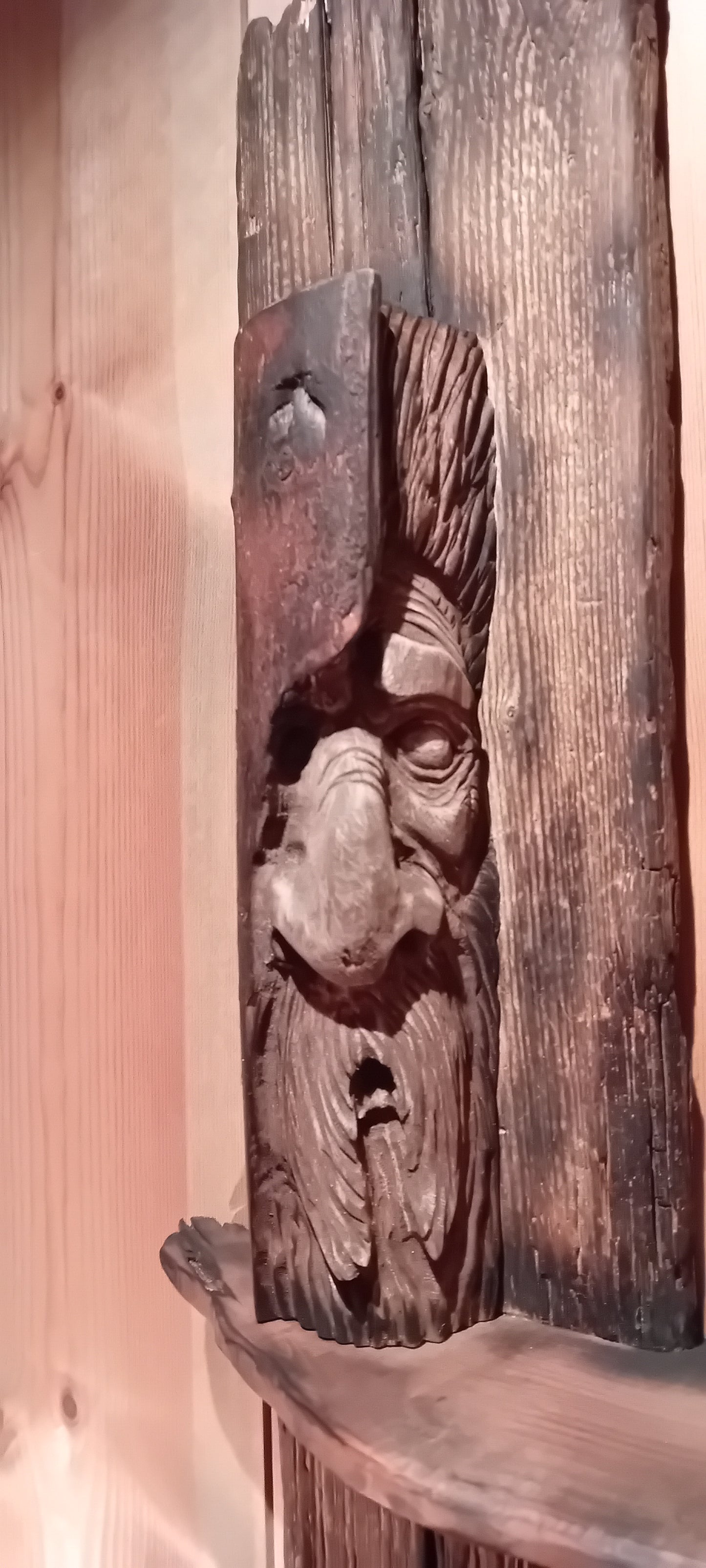 Eldarvoktr –Vegghylle av brent drivved med utskåret treånd.