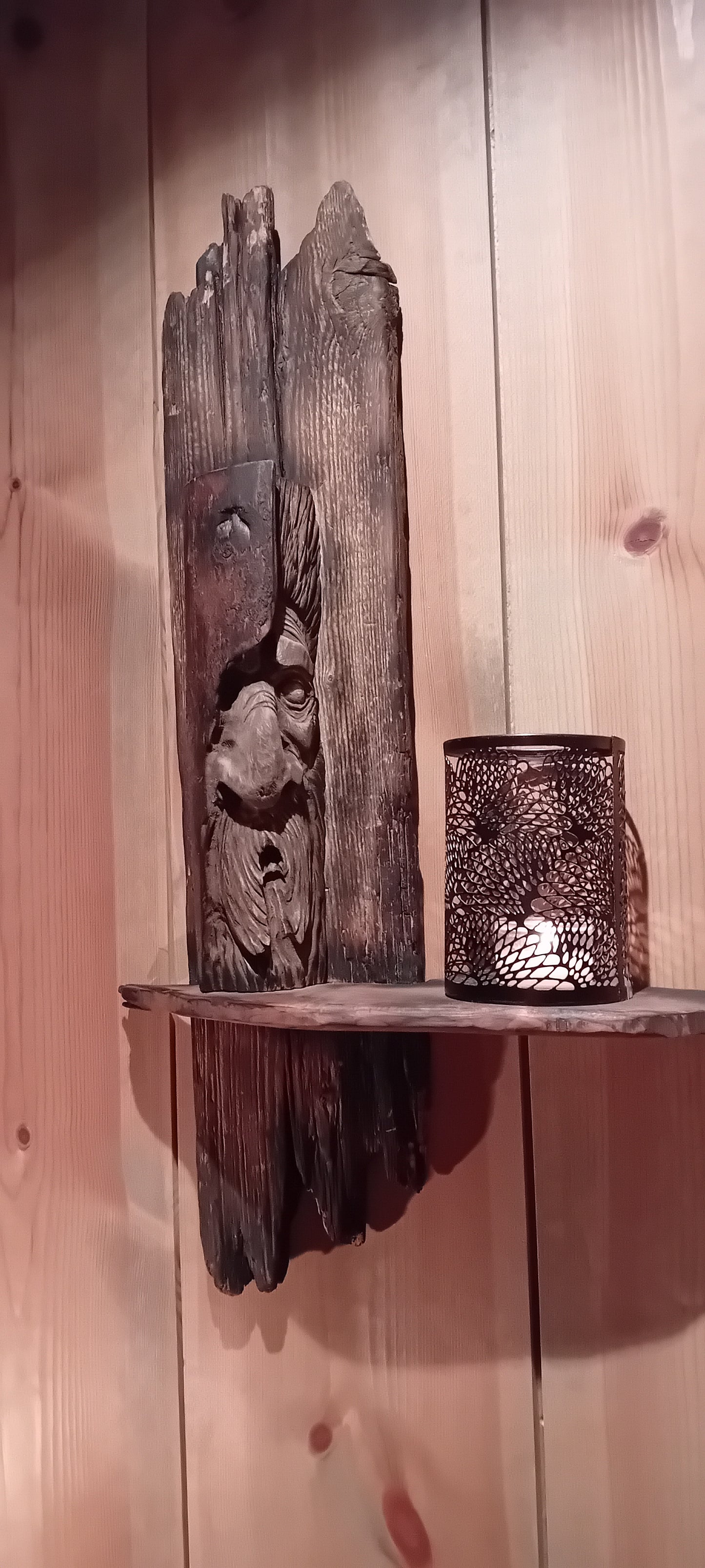 Eldarvoktr –Vegghylle av brent drivved med utskåret treånd.