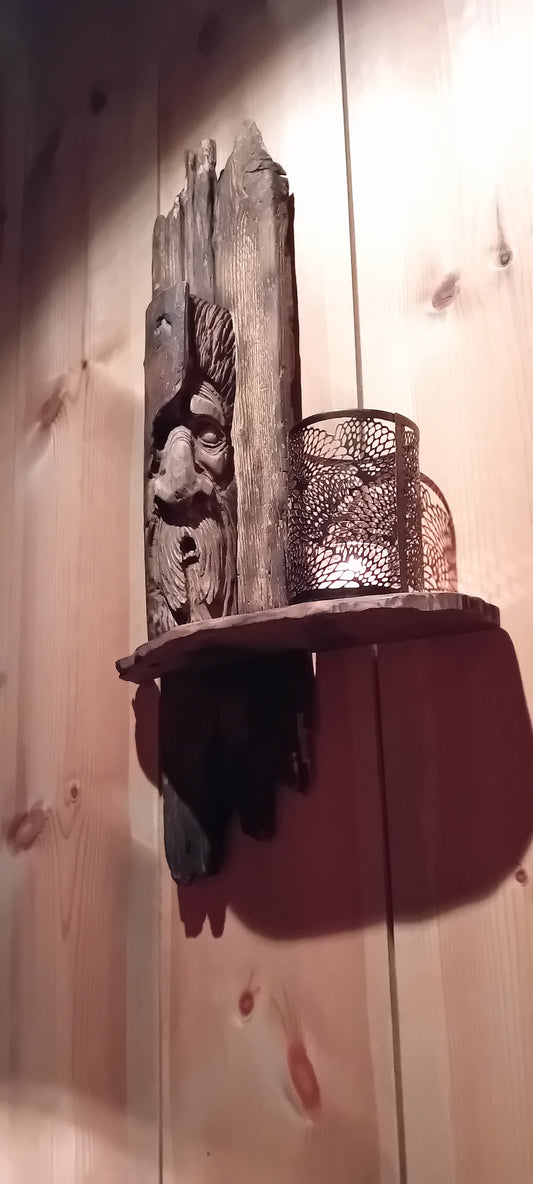 Eldarvoktr –Vegghylle av brent drivved med utskåret treånd.