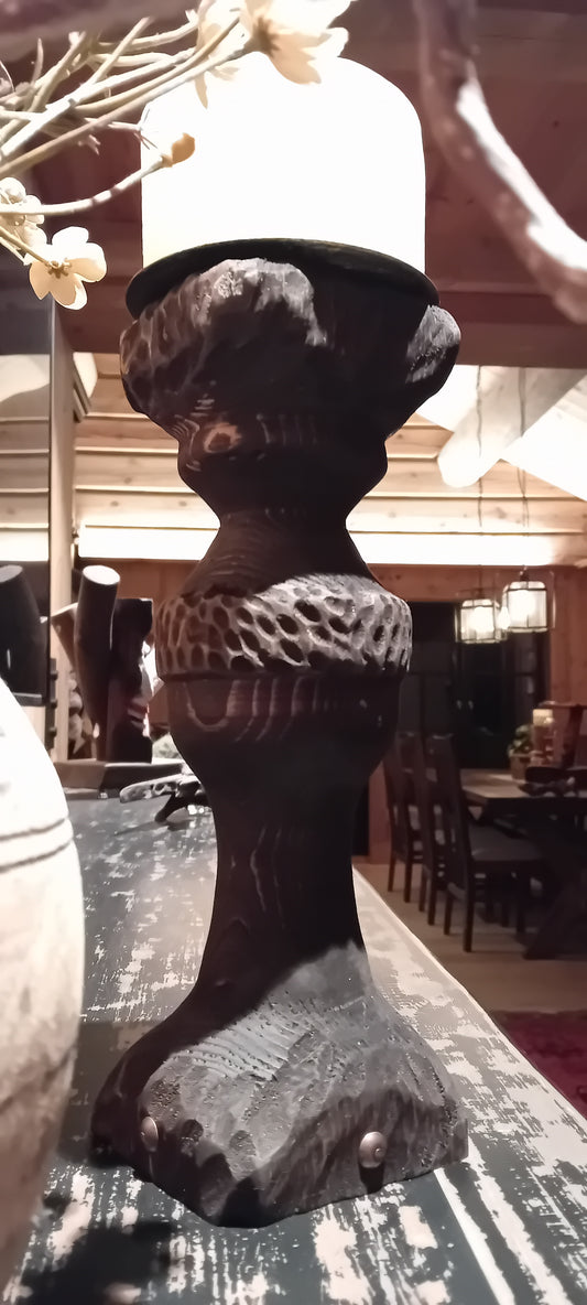 Dreid lysestake med håndskårede detaljer