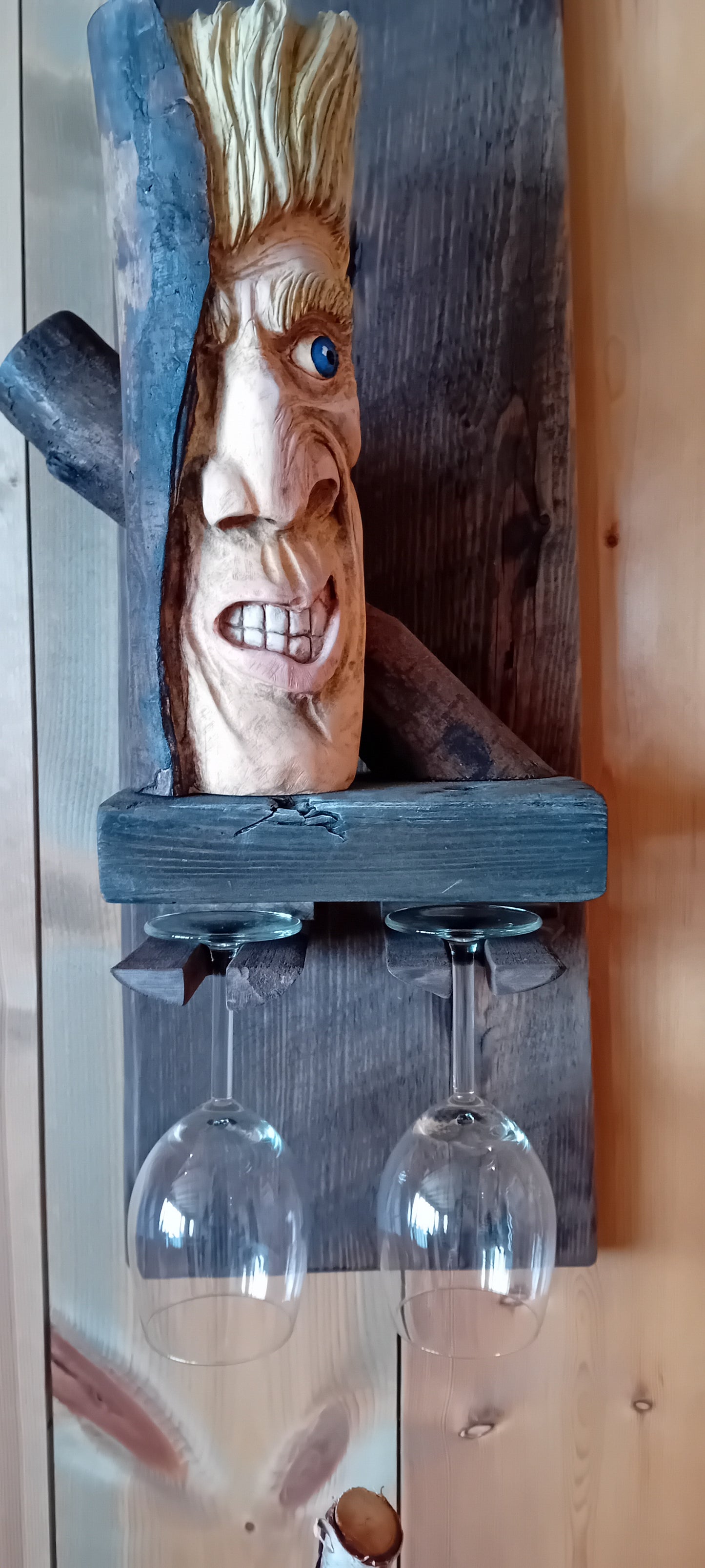 Toke: Vegghengt vinstativ