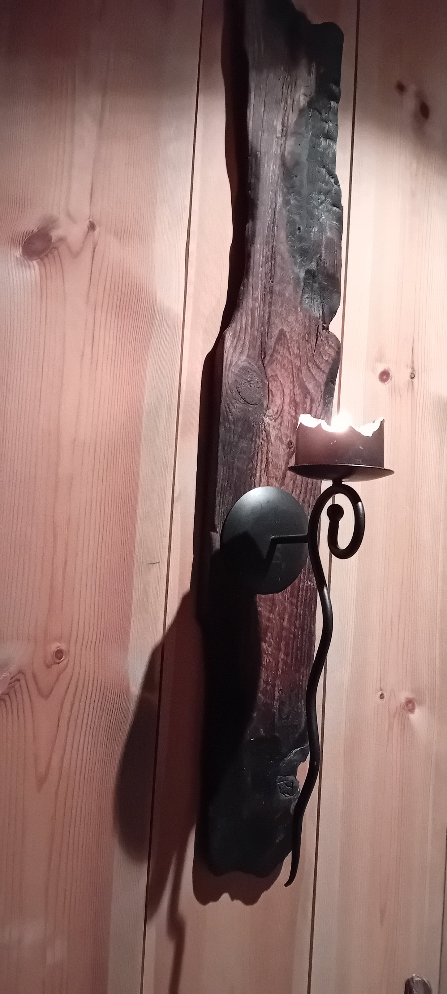 Rusktikk vegglys av brent Drivved og smijerns lysholder