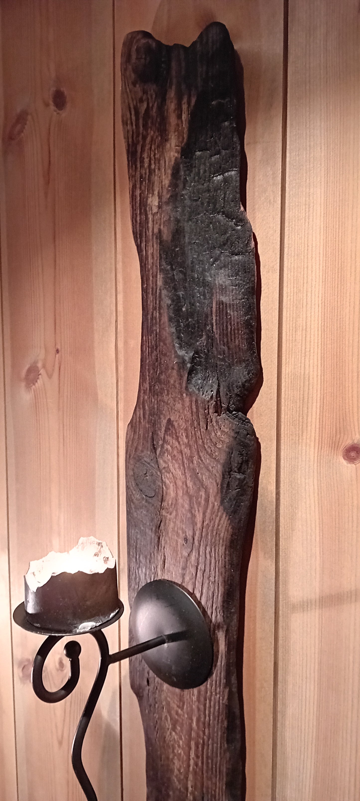 Rusktikk vegglys av brent Drivved og smijerns lysholder