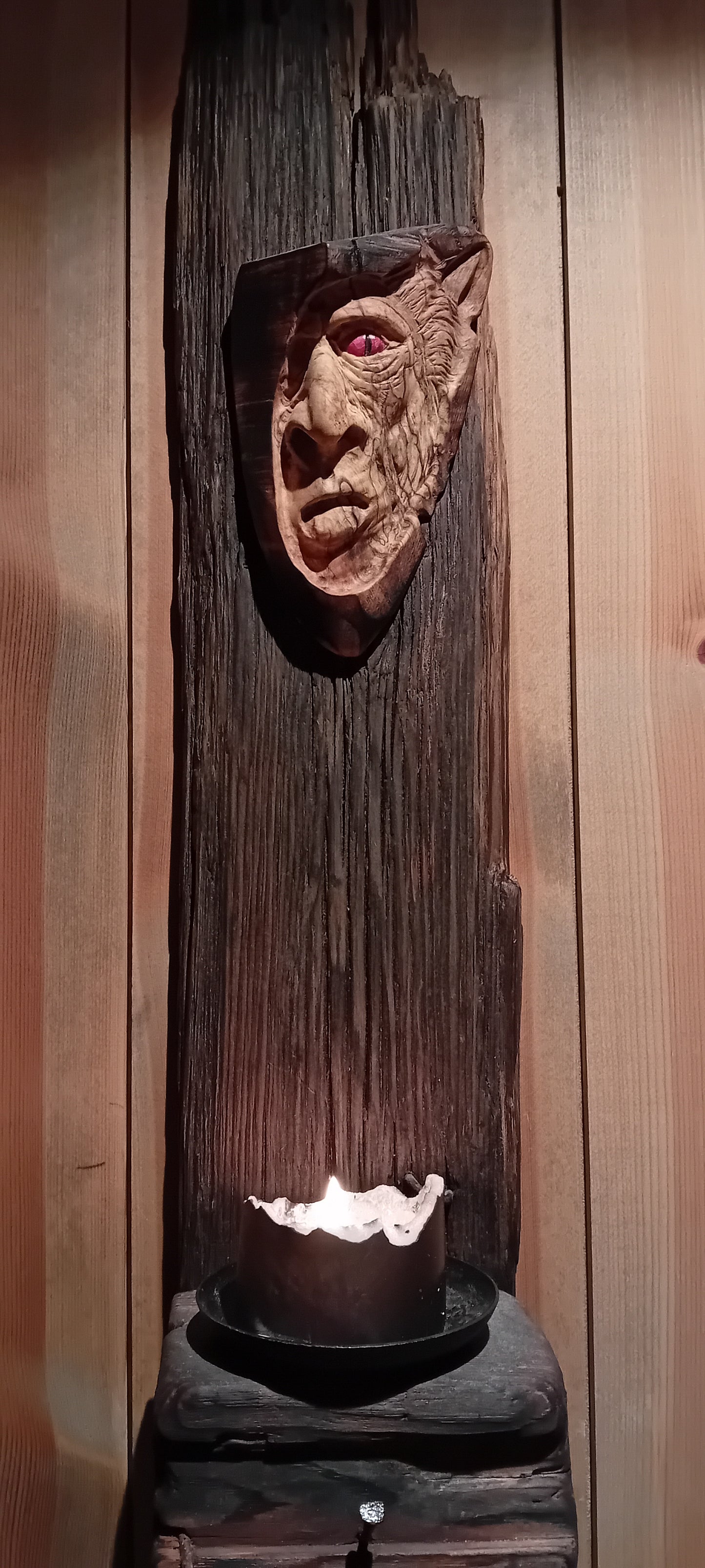 Galdraugr: Rustikk vegglys av drivved og treånd