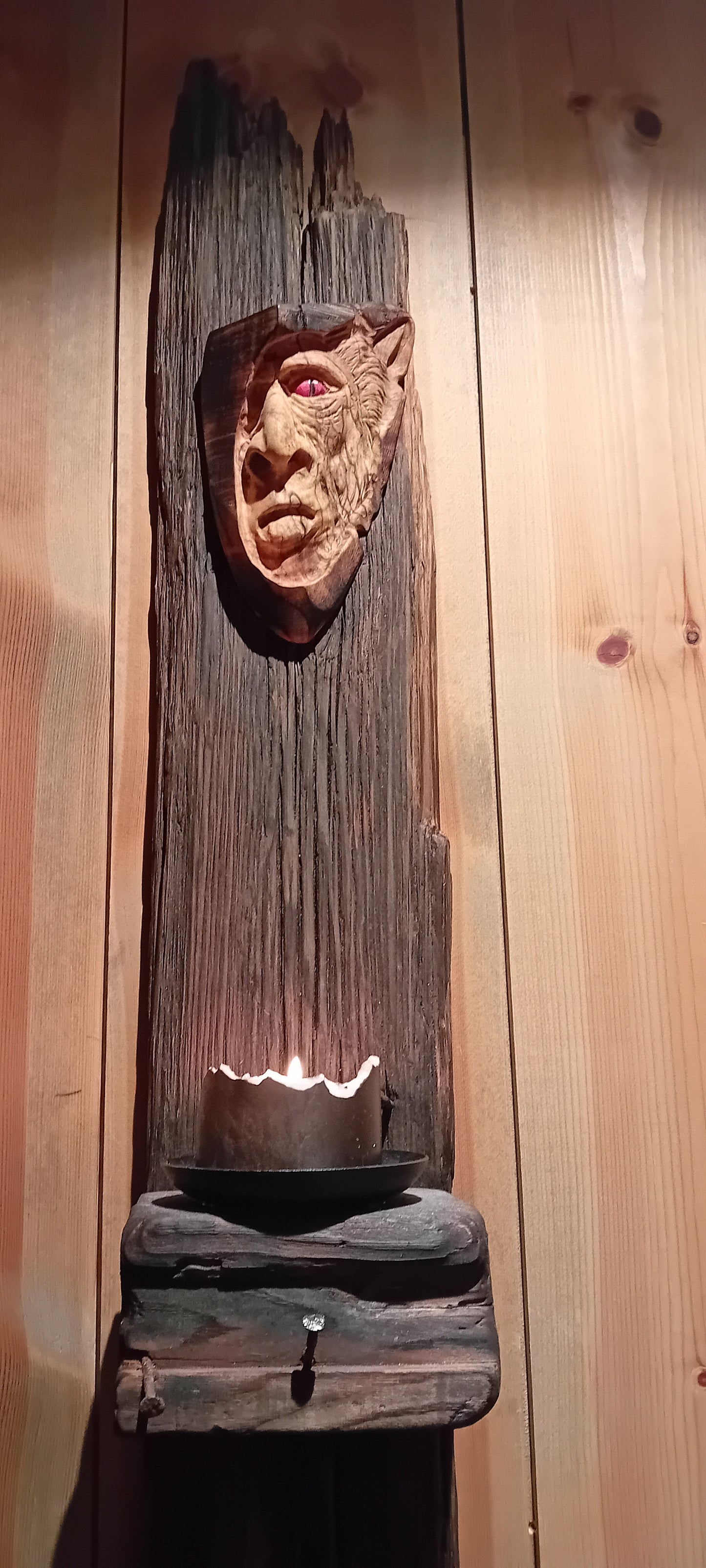 Galdraugr: Rustikk vegglys av drivved og treånd