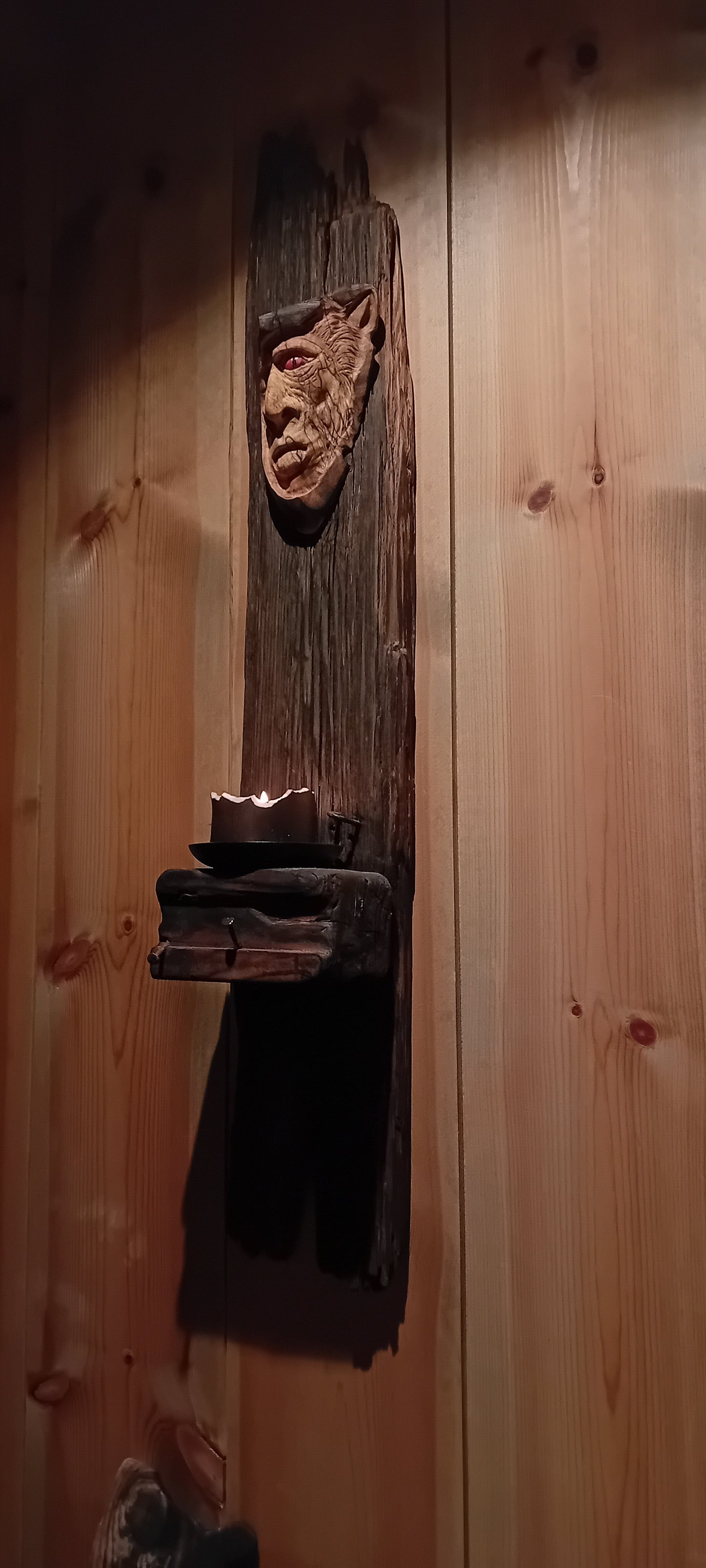 Galdraugr: Rustikk vegglys av drivved og treånd