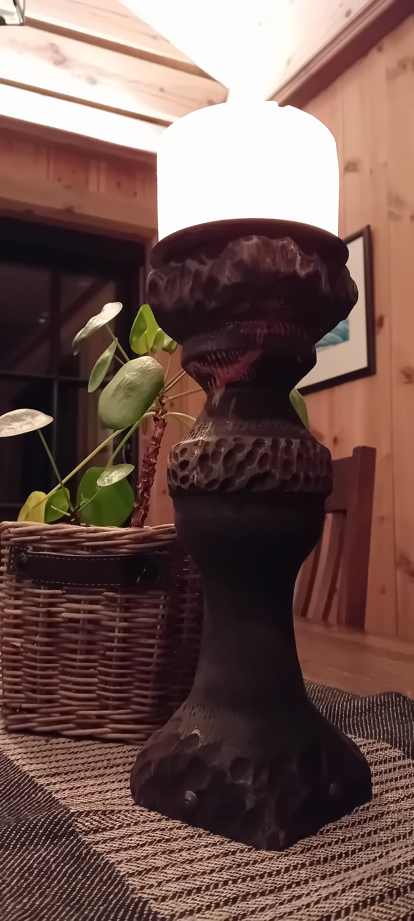 Dreid lysestake med håndskårede detaljer