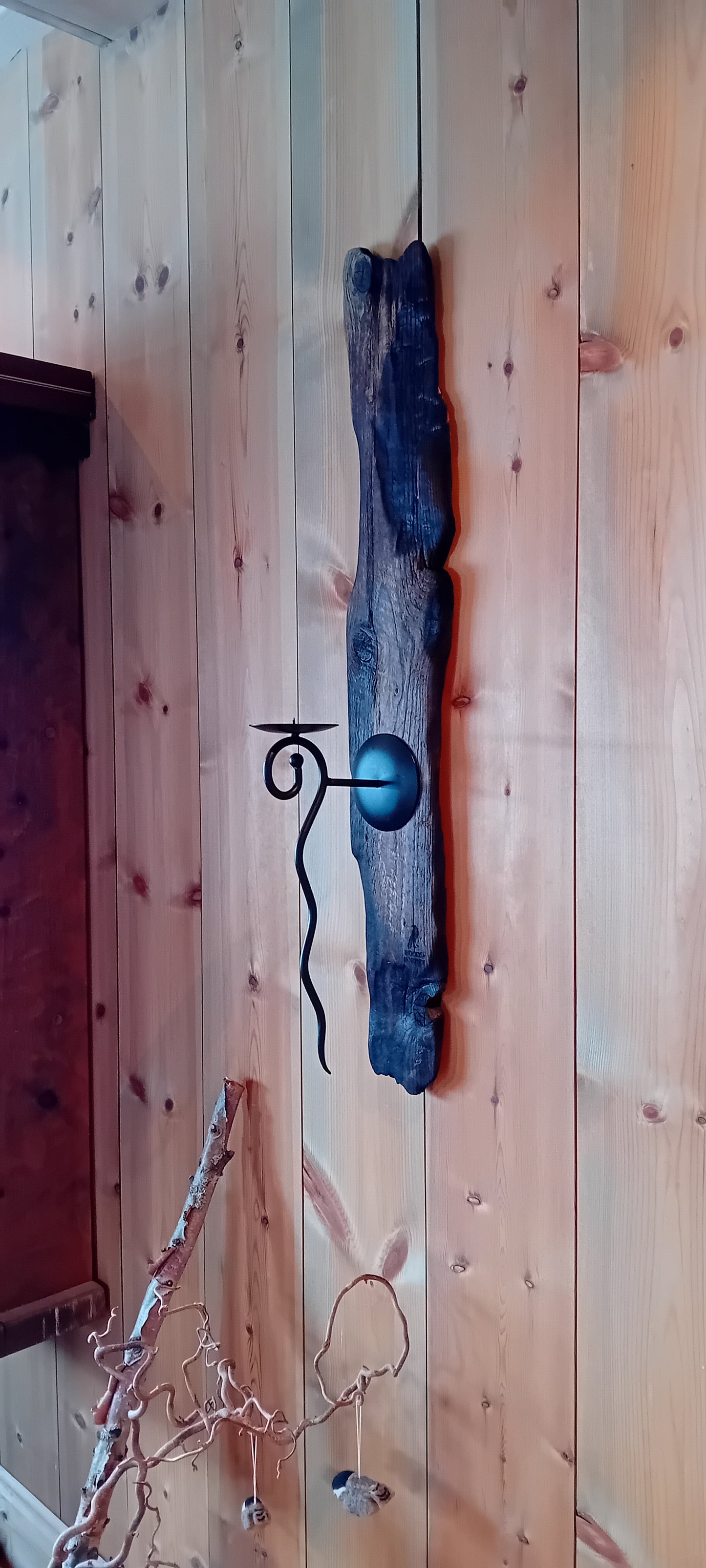 Rusktikk vegglys av brent Drivved og smijerns lysholder