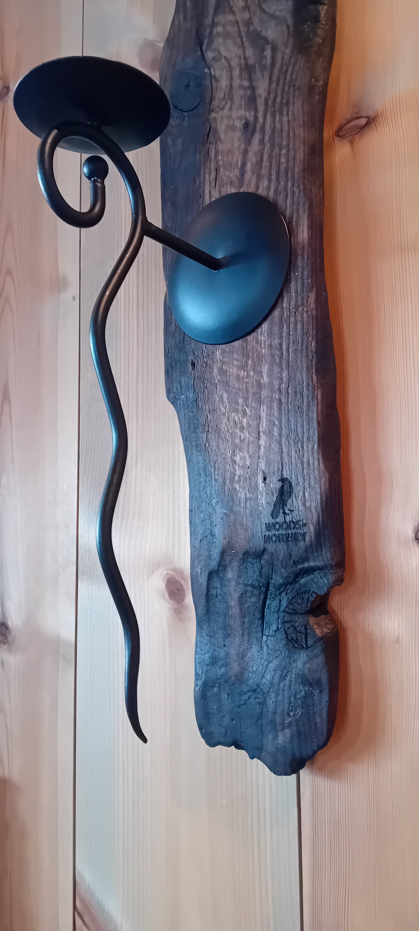 Rusktikk vegglys av brent Drivved og smijerns lysholder