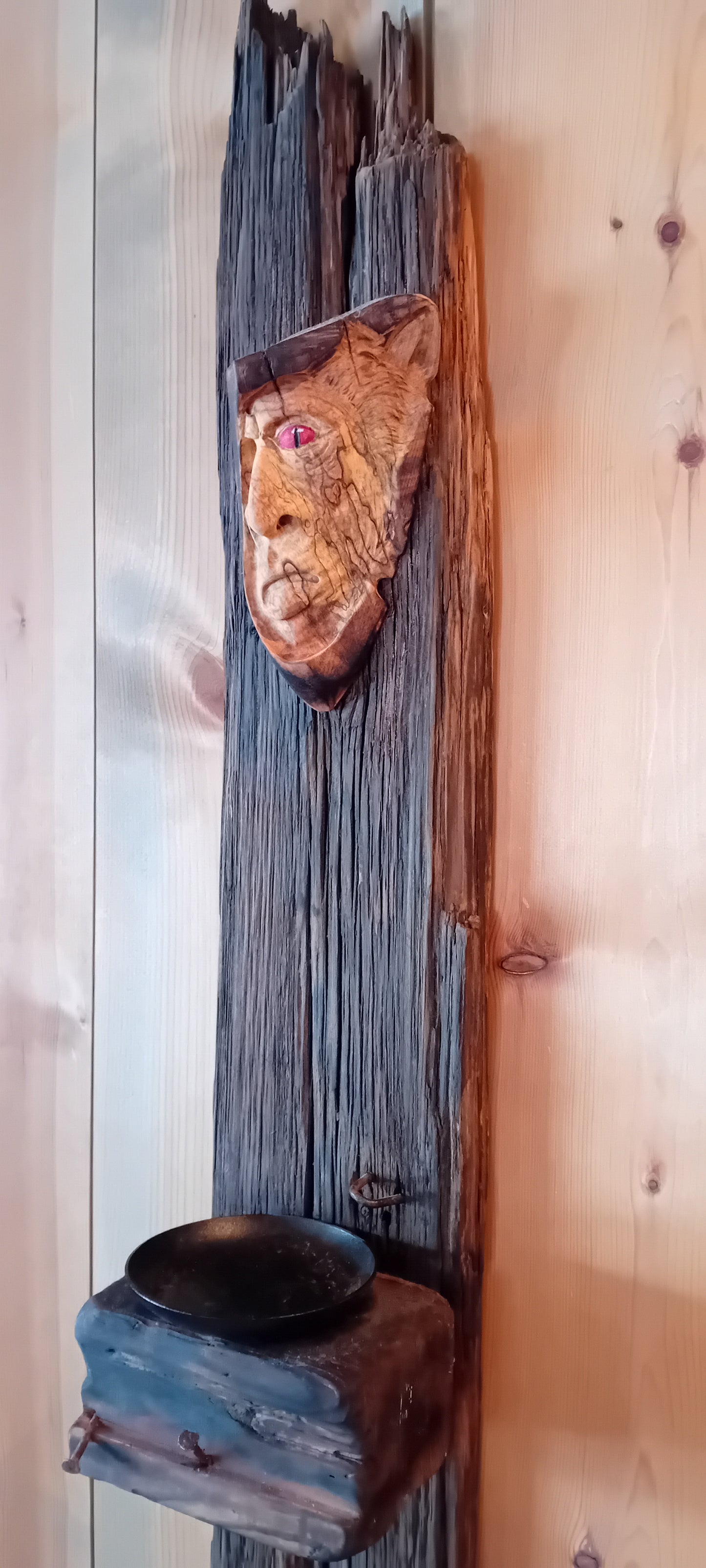 Galdraugr: Rustikk vegglys av drivved og treånd