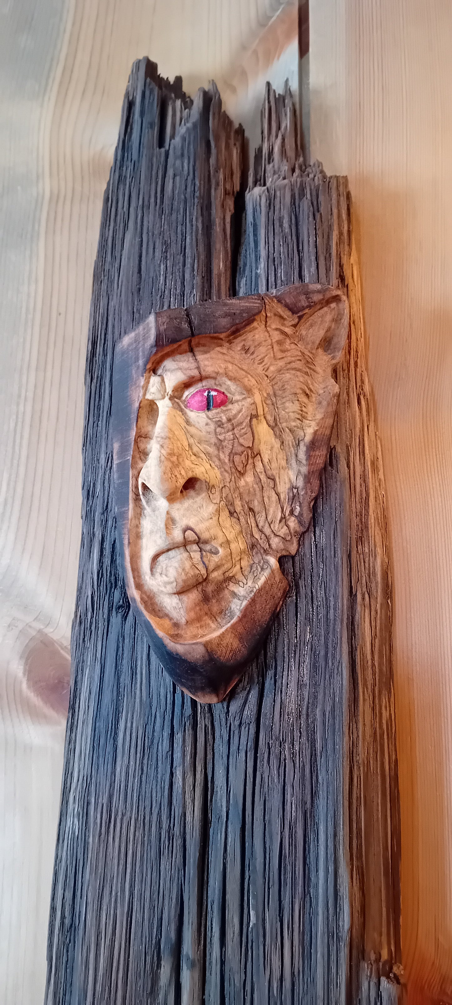 Galdraugr: Rustikk vegglys av drivved og treånd