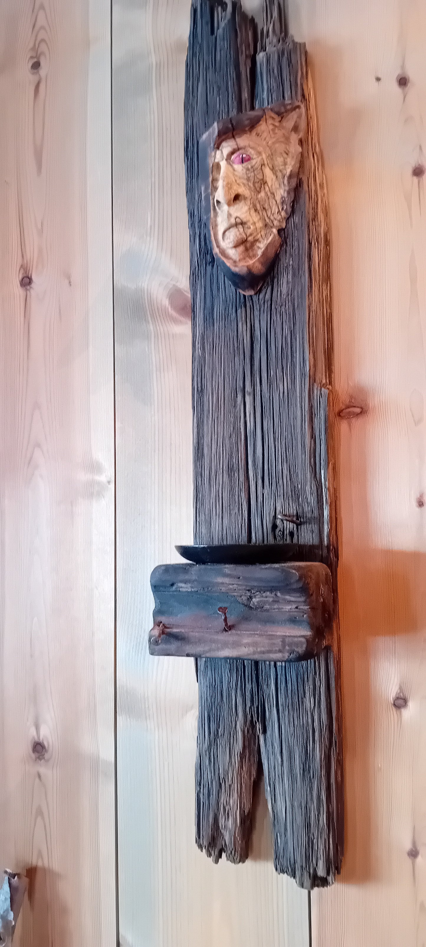 Galdraugr: Rustikk vegglys av drivved og treånd