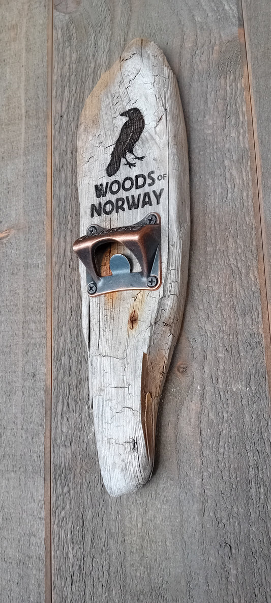 Flaskeåpner av grånet, uttørket rustikk drivved