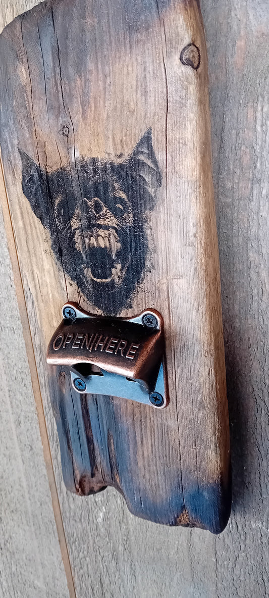 Vegghengt flaskeåpner av drivved med flaggermusmotiv