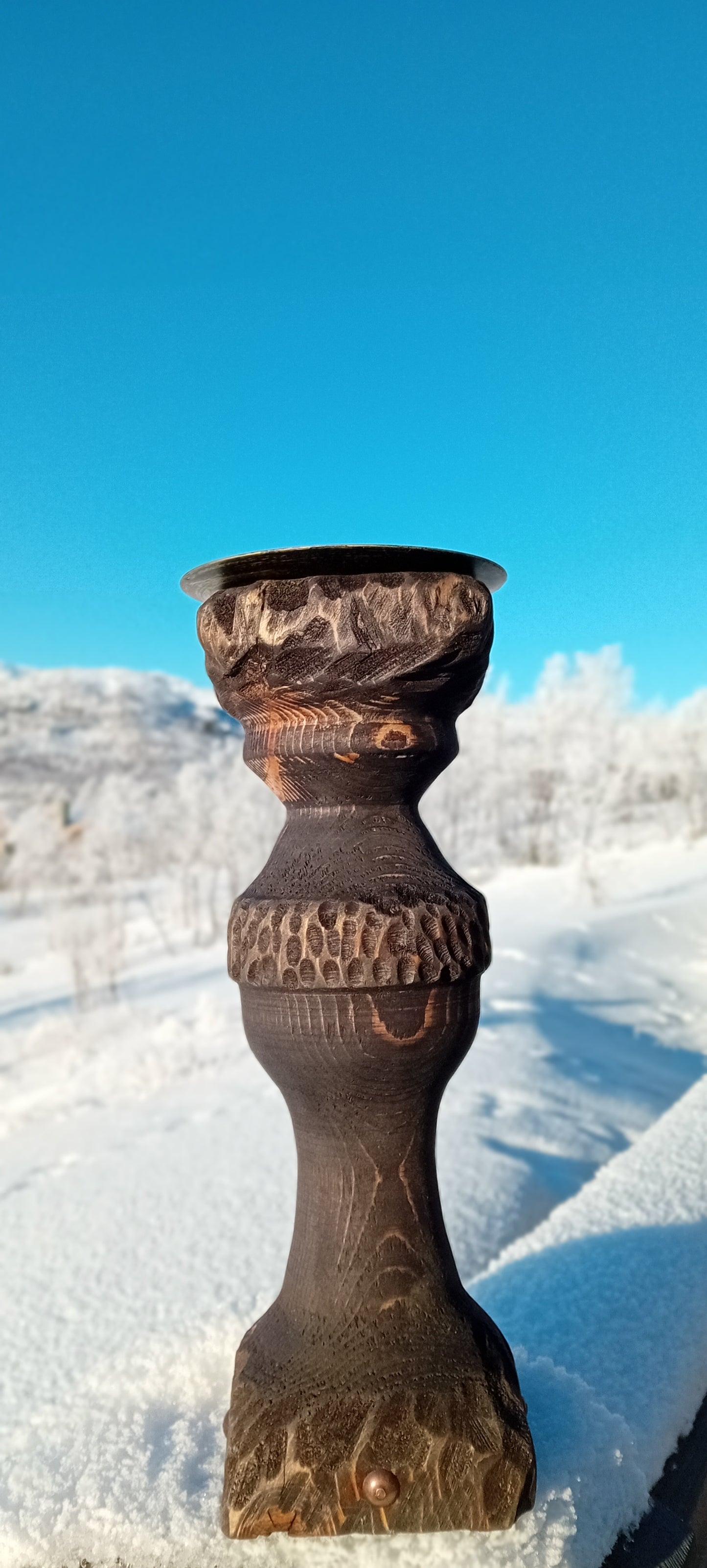 Dreid lysestake med håndskårede detaljer