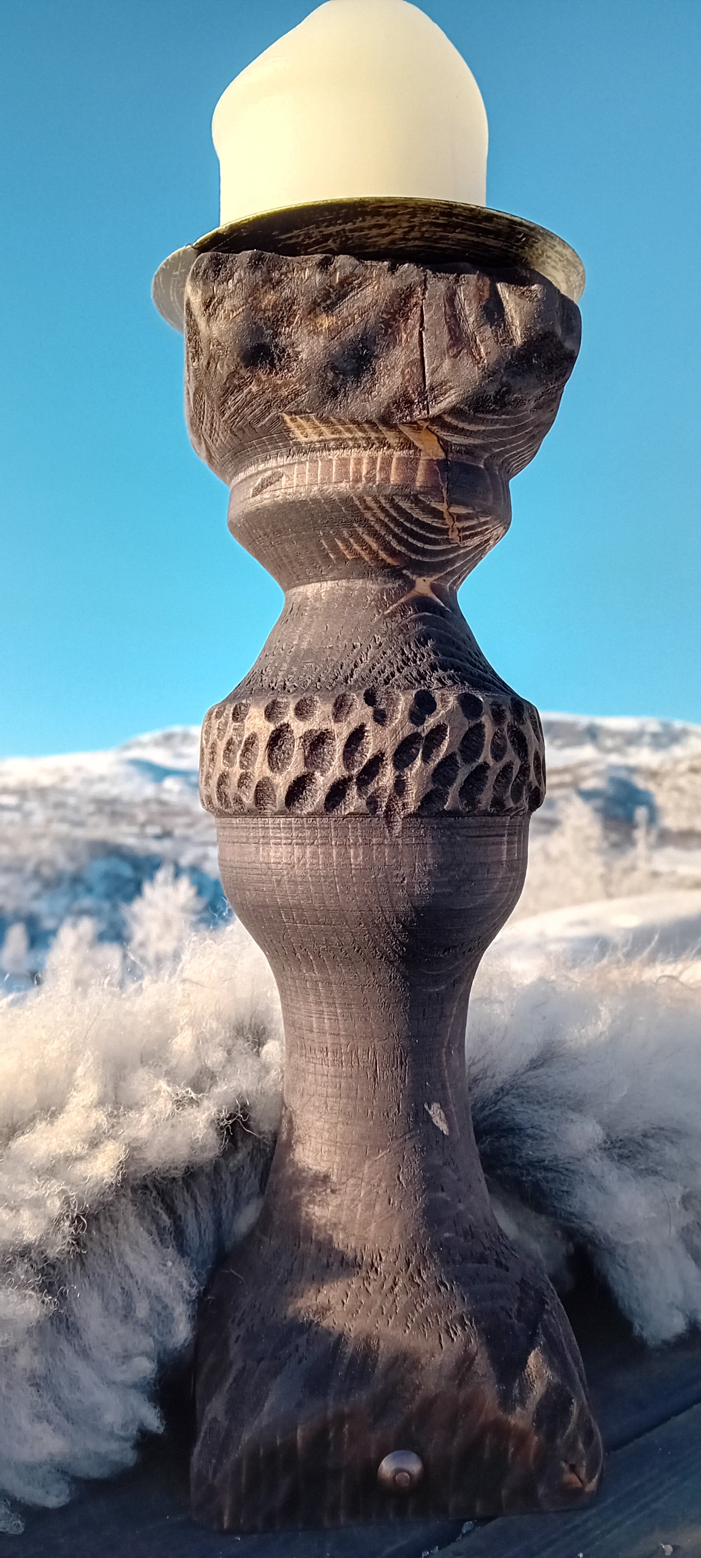 Dreid lysestake med håndskårede detaljer