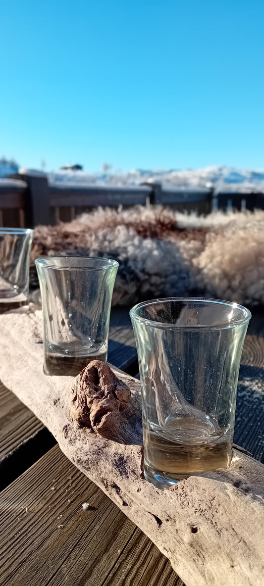 Shot-stativ av uttørket, grånet drivvved fra Eidfjord