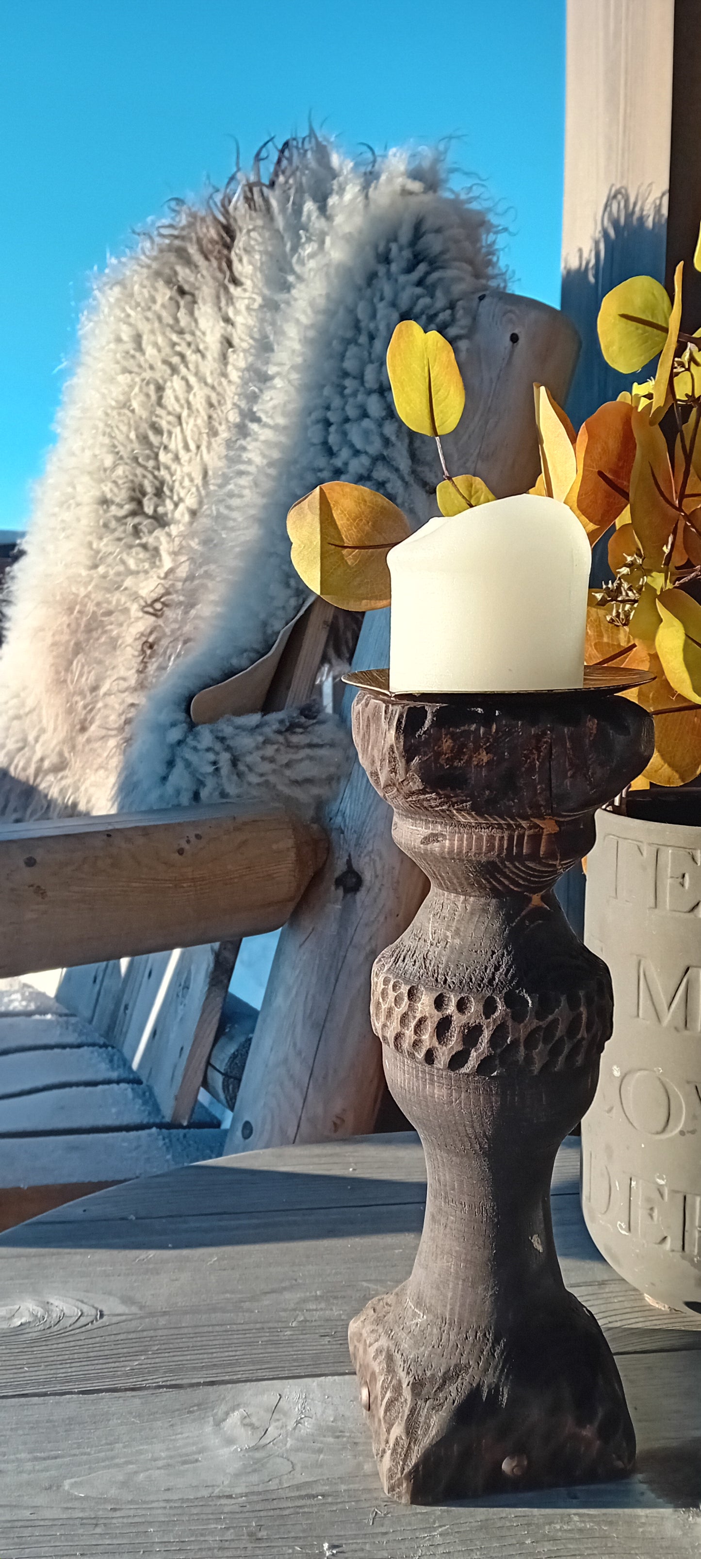 Dreid lysestake med håndskårede detaljer