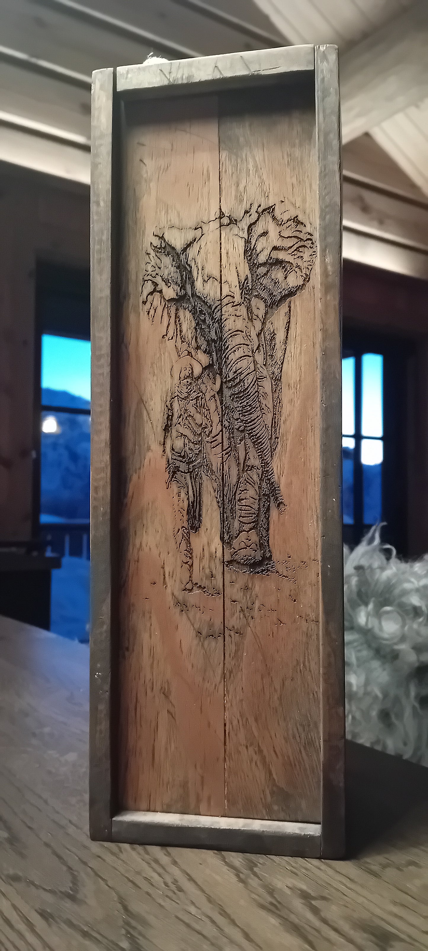 Vinkasse med gravert Elefantmotiv