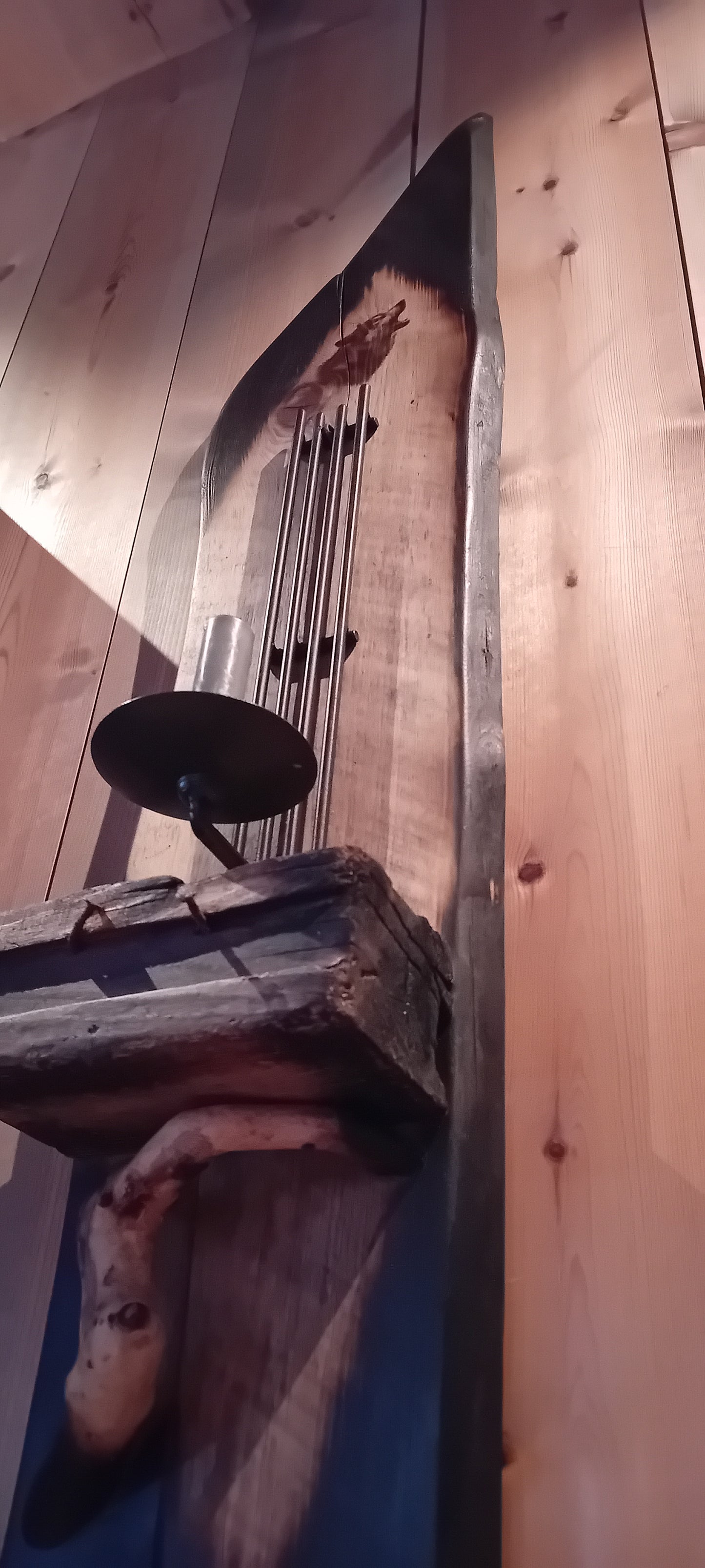 Rustikk vegglys av brent villmarkspanel med Ulvemotiv