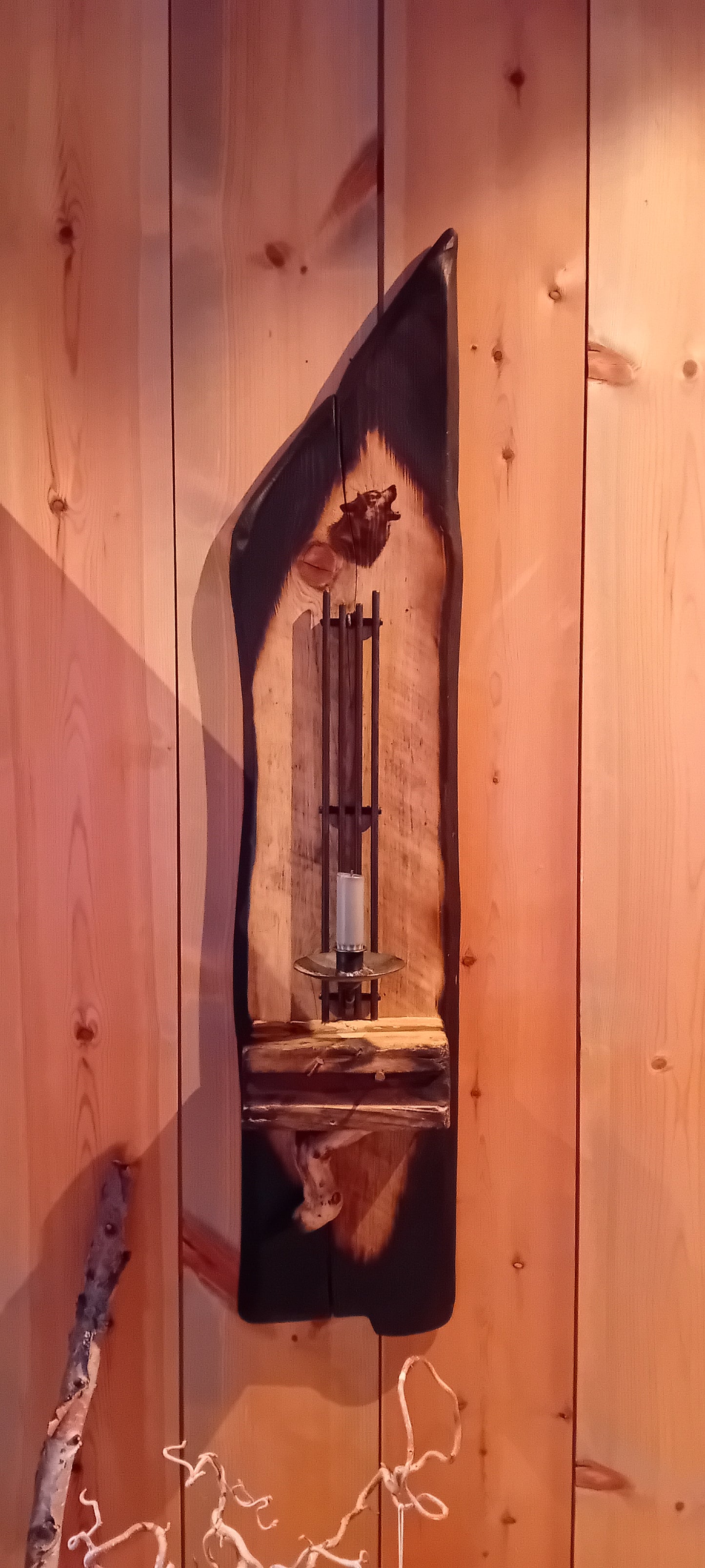 Rustikk vegglys av brent villmarkspanel med Ulvemotiv