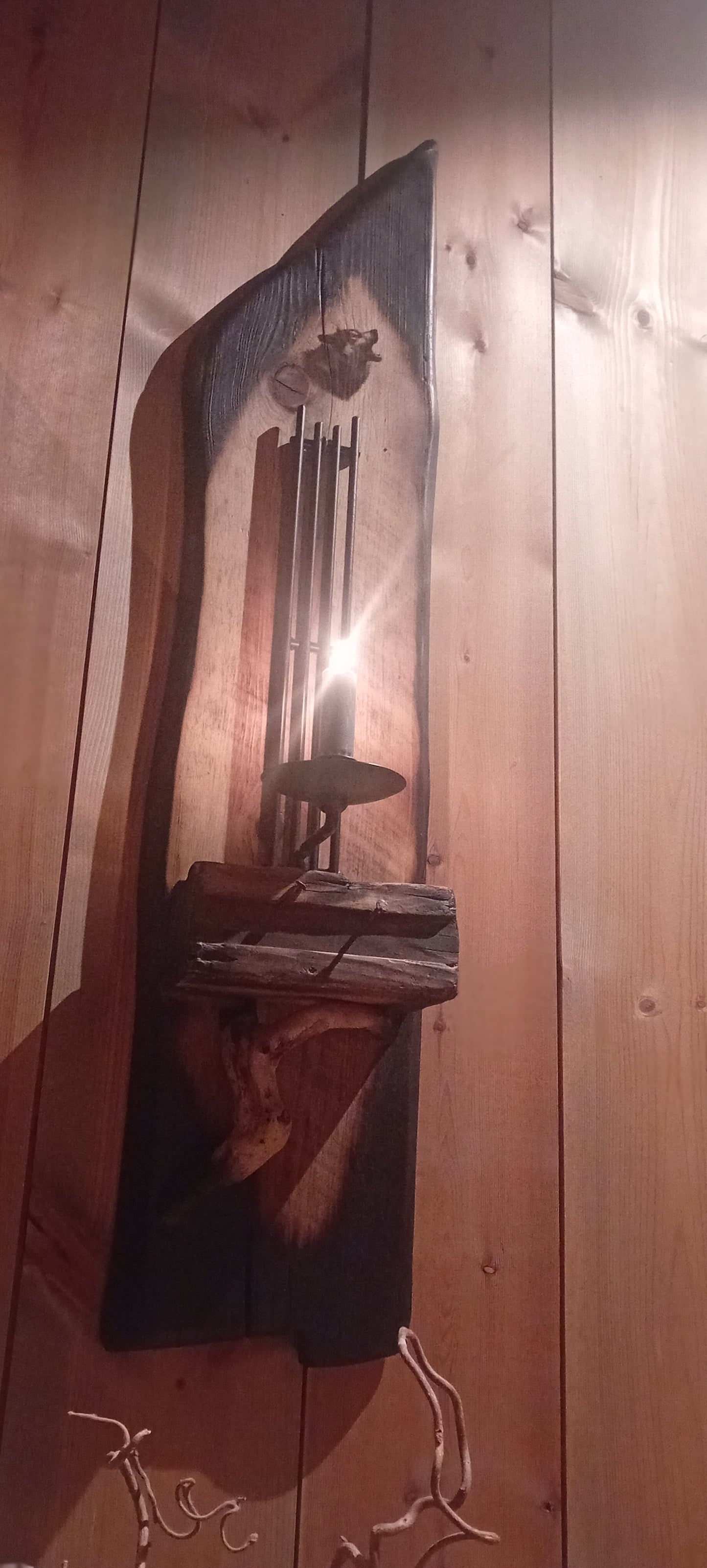 Rustikk vegglys av brent villmarkspanel med Ulvemotiv