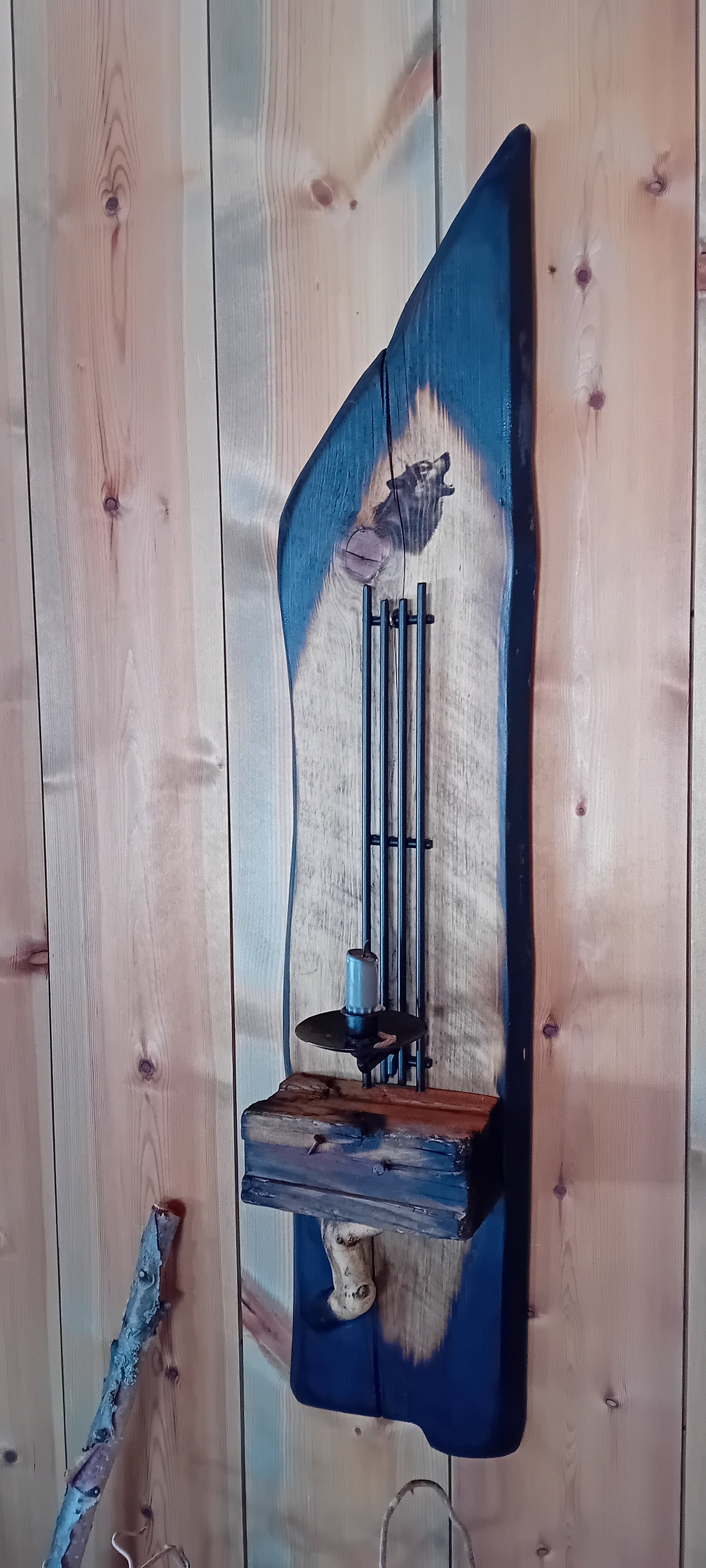 Rustikk vegglys av brent villmarkspanel med Ulvemotiv