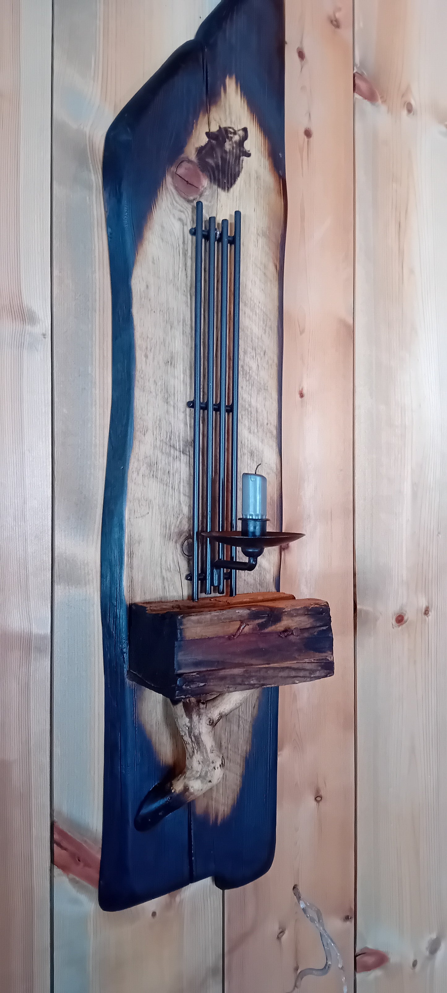 Rustikk vegglys av brent villmarkspanel med Ulvemotiv