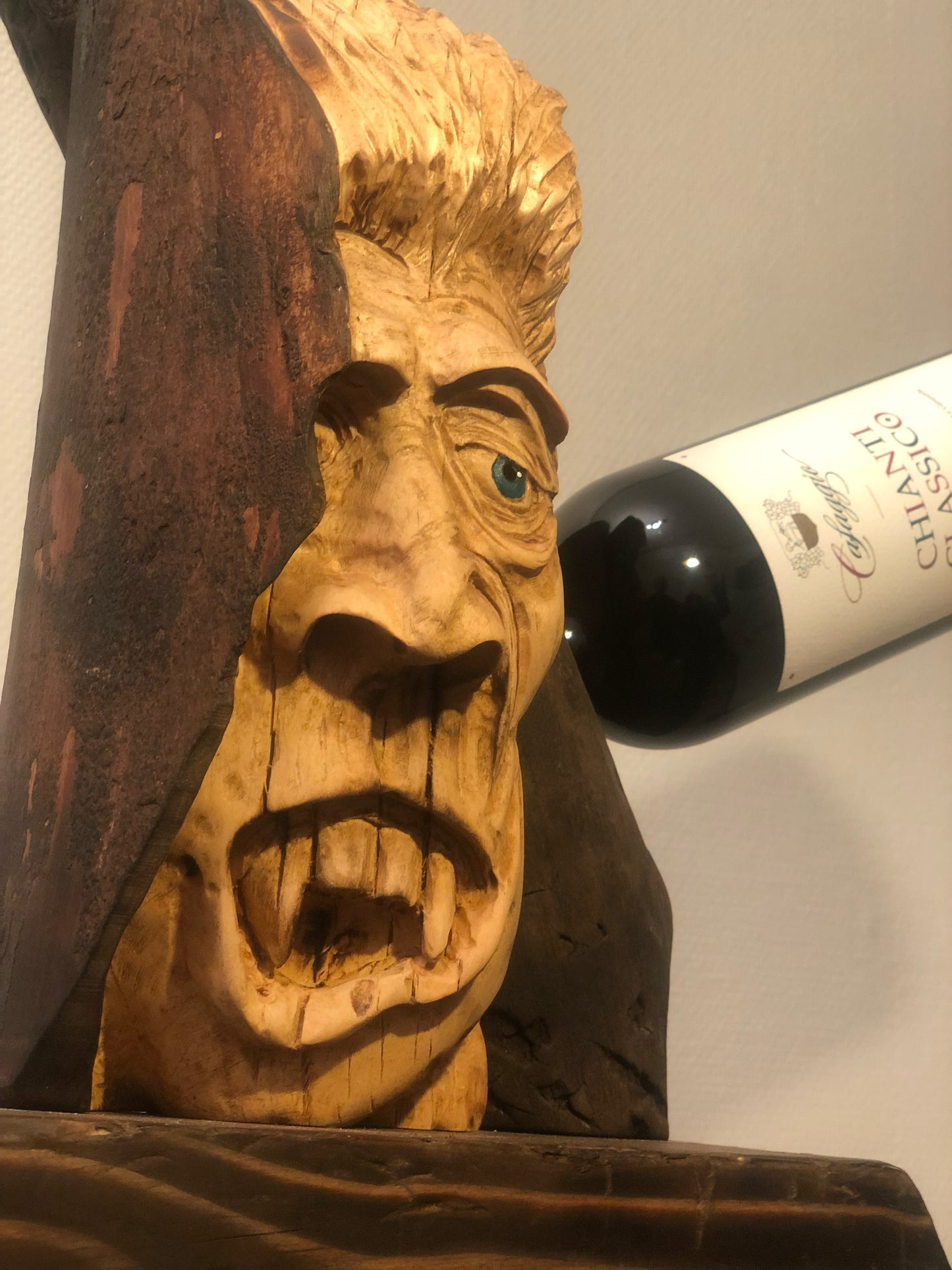 Ivan - Vinstativ med håndskåret vampyr 